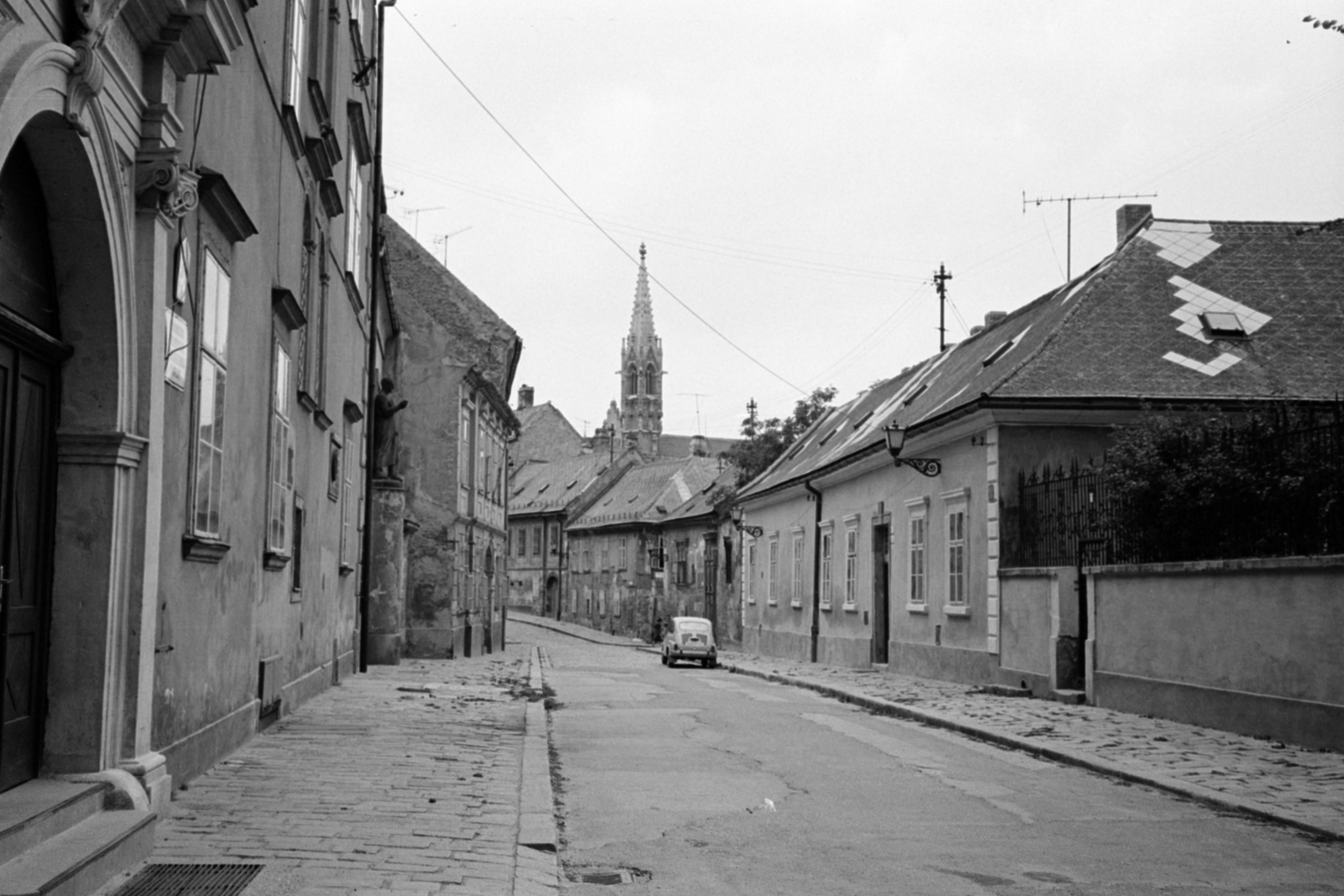 Slovakia, Bratislava, Káptalan utca (Kapitulská), háttérben a Klarisszák templomának tornya., 1983, Vészi Ágnes, Czechoslovakia, Fortepan #136880