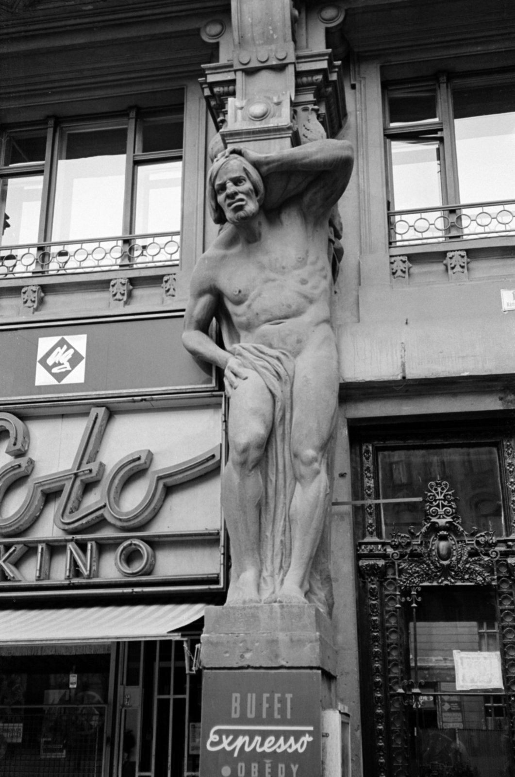 Czech Republik, Brno, Namesti Svobody 10-es számú épület, a Négy mamlasz háza / Dům U Čtyř mamlasů., 1983, Vészi Ágnes, Czechoslovakia, sculpture, Atlas-portrayal, Antonín Tomola-design, Fortepan #136882