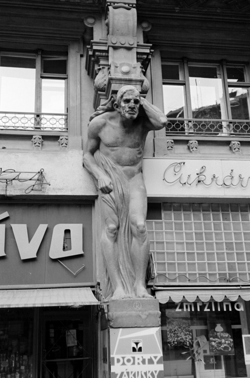 Czech Republik, Brno, Namesti Svobody 10-es számú épület, a Négy mamlasz háza / Dům U Čtyř mamlasů., 1983, Vészi Ágnes, Czechoslovakia, sculpture, Atlas-portrayal, Antonín Tomola-design, Fortepan #136884