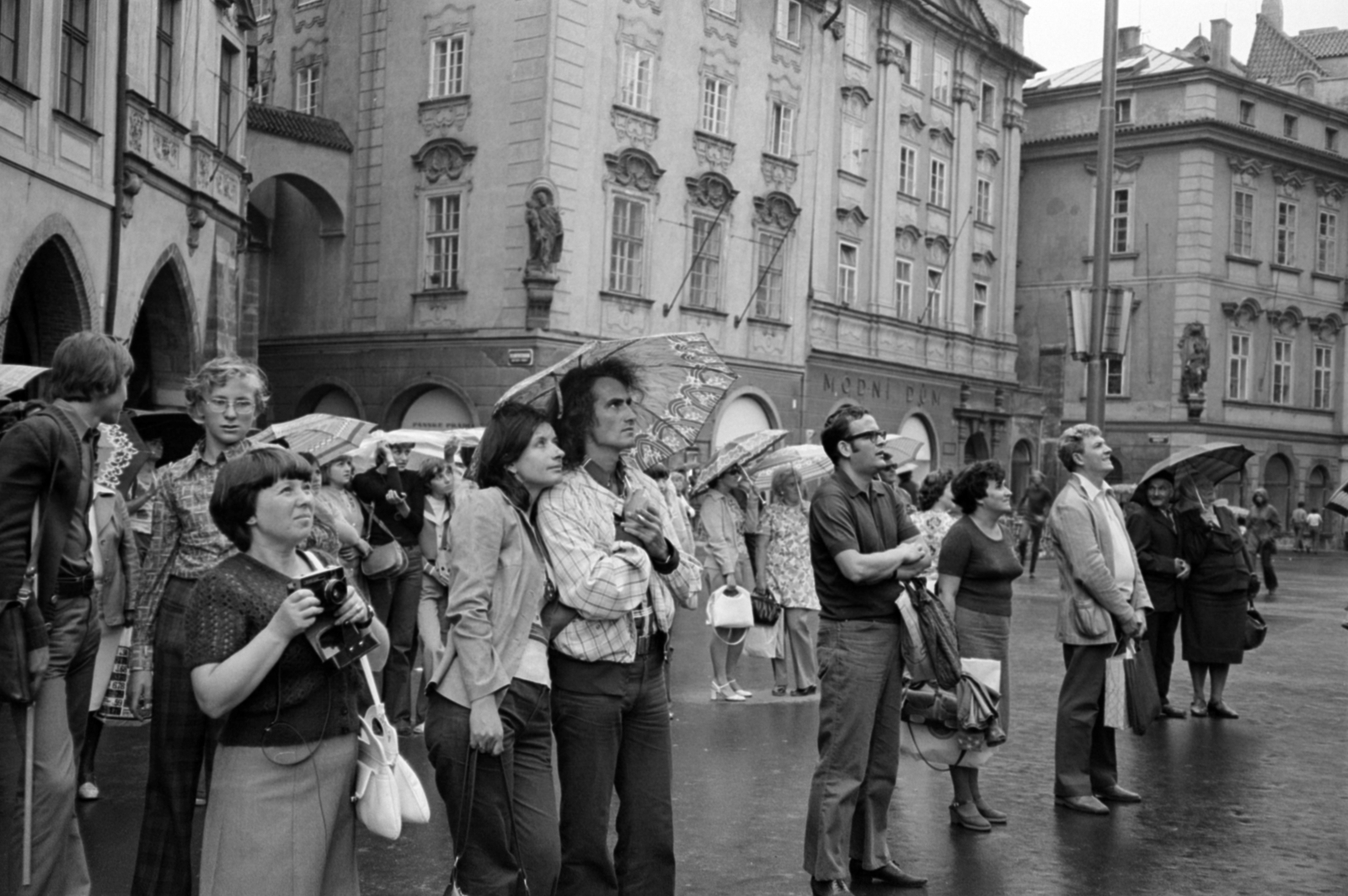 Czech Republik, Prague, a turisták az Óváros téren (Staromestske namesti) állnak és
az Orjol-t, a prágai városháza oldalán található óraművet nézik. Balra a háttérben a Melantrichova ulice torkolata., 1983, Vészi Ágnes, Czechoslovakia, pointed arch, Fortepan #136885