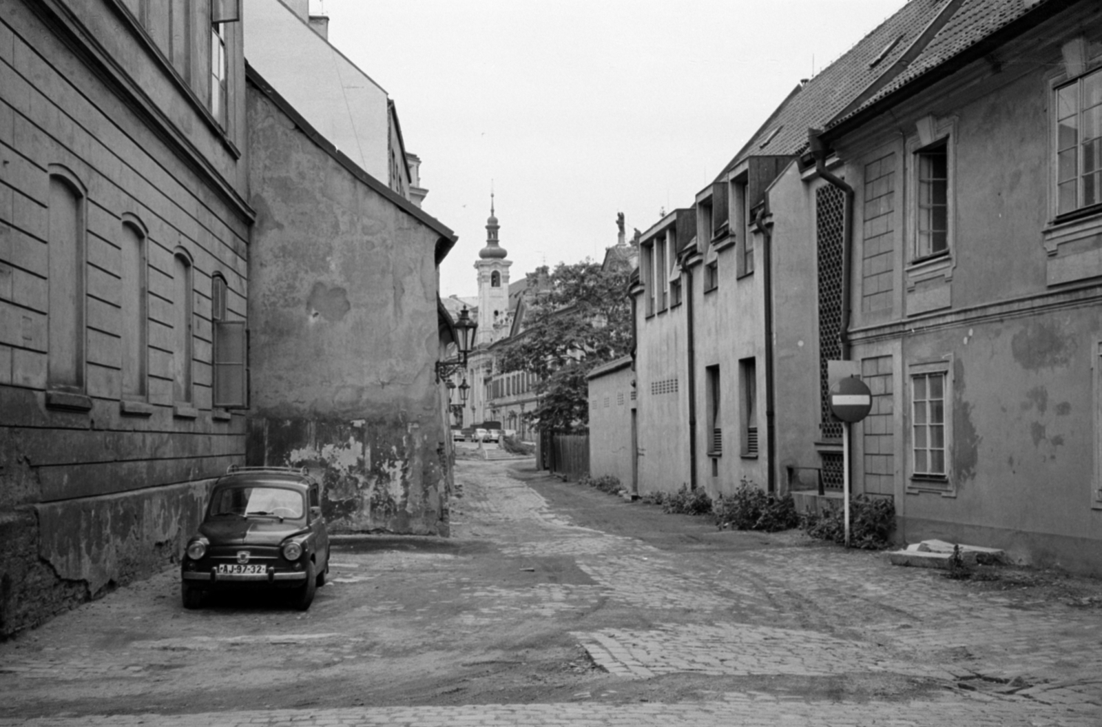 Czech Republik, Prague, az U Milosrdných ulice az U Obecního dvora ulice torkolatától nézve, háttérben a Szent Simon és Judás-templom., 1983, Vészi Ágnes, Czechoslovakia, Fortepan #136887