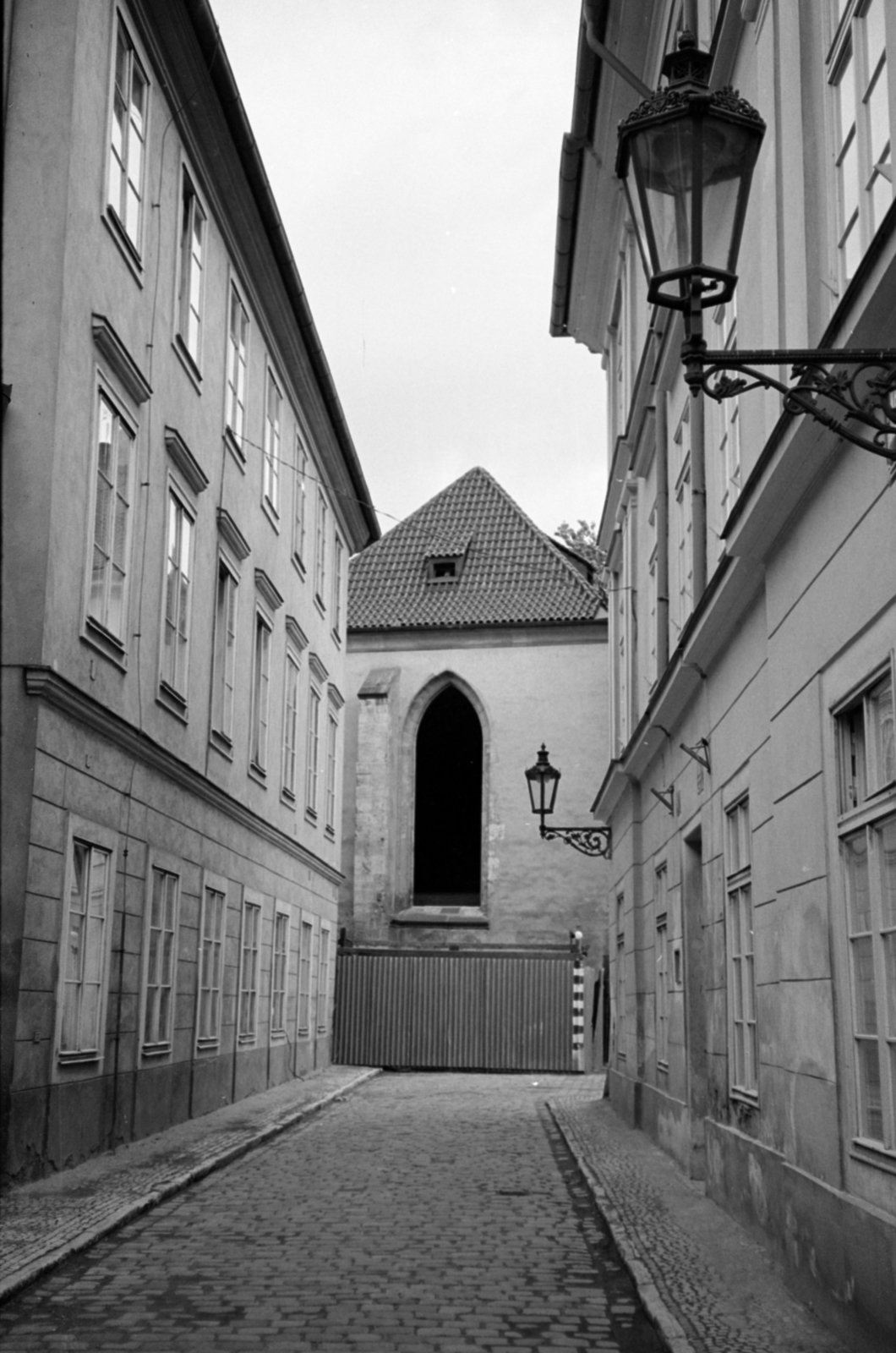 Czech Republik, Prague, Anežská ulice az U Milosrdných ulice felől nézve. Balra a Szent Ágnes-kolostor, melyben ma a Cseh Nemzeti Galéria működik., 1983, Vészi Ágnes, Czechoslovakia, pointed arch, Fortepan #136888