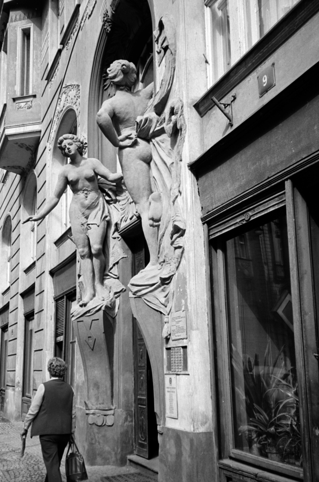 Czech Republik, Prague, Široká ulice 9., 1983, Vészi Ágnes, Czechoslovakia, sculpture, nude figure, Fortepan #136890