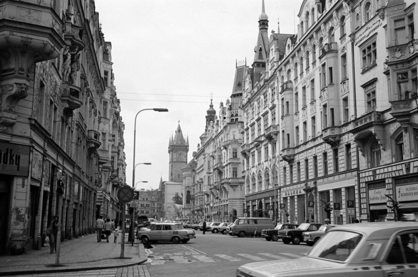 Czech Republik, Prague, Pařížská ulice a Široká ulice kereszteződéséből nézve, az út végén az Óváros tér (Staroměstské náměstí) és az Óratorony., 1983, Vészi Ágnes, Czechoslovakia, Fortepan #136891