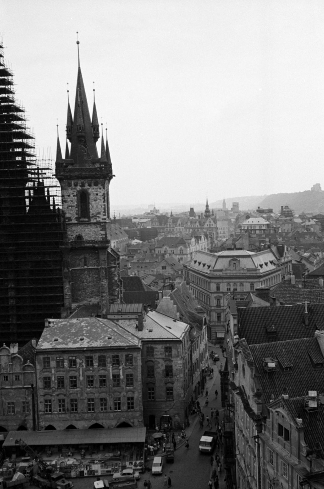 Czech Republik, Prague, Óváros tér (Staroměstské náměstí) az Óratoronyból nézve, balra a Týn-templom., 1983, Vészi Ágnes, Czechoslovakia, Fortepan #136894