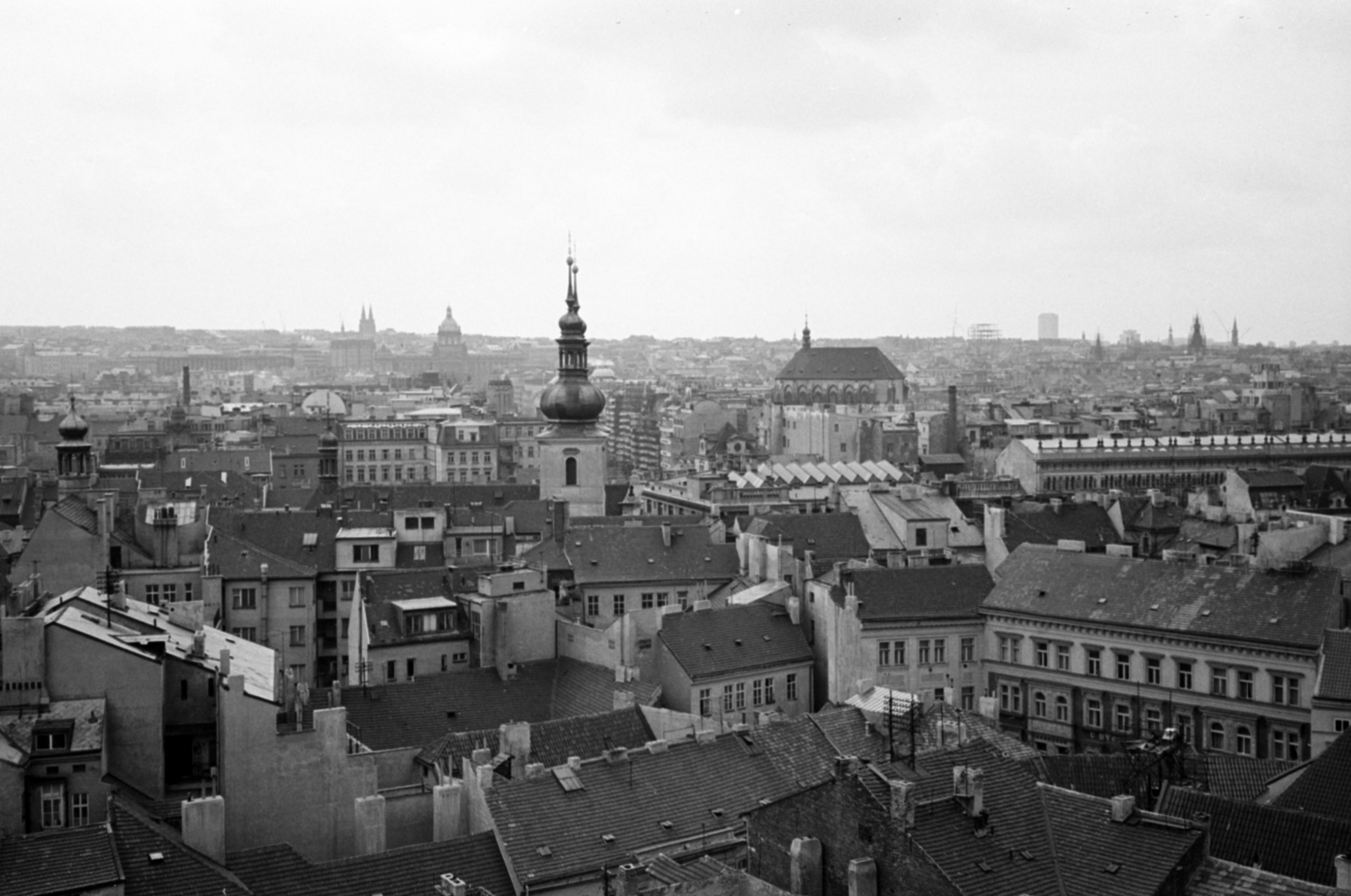 Czech Republik, Prague, kilátás a Óratoronyból, középen a Szent Gál-templom tornyai., 1983, Vészi Ágnes, Czechoslovakia, church, Baroque-style, Catholic Church, tower, Paul Ignaz Bayer-design, Fortepan #136895
