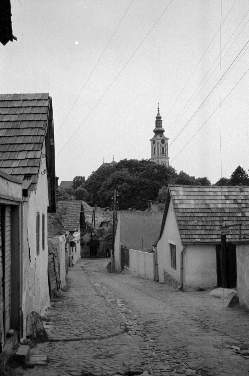 Hungary, Szentendre, Bartók Béla utca a Rab Ráby tér felé nézve. A háttérben a Belgrád székesegyház (Görögkeleti Püspöki Főszékesegyház) tornya látszik., 1982, Vészi Ágnes, church, Serbian Orthodox Church, Fortepan #136907