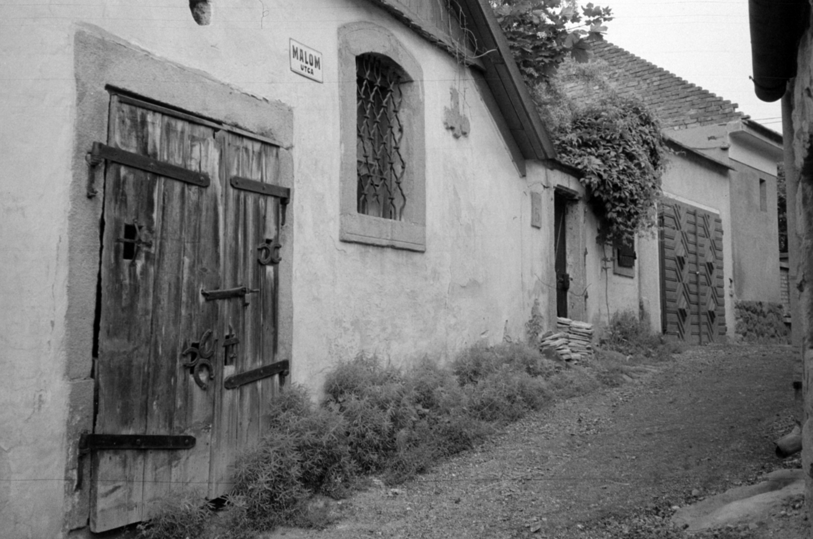 Hungary, Szentendre, Malom utca, balra a Bartók Béla utca, a sarkon a Dalmát ház., 1982, Vészi Ágnes, street name sign, Fortepan #136908