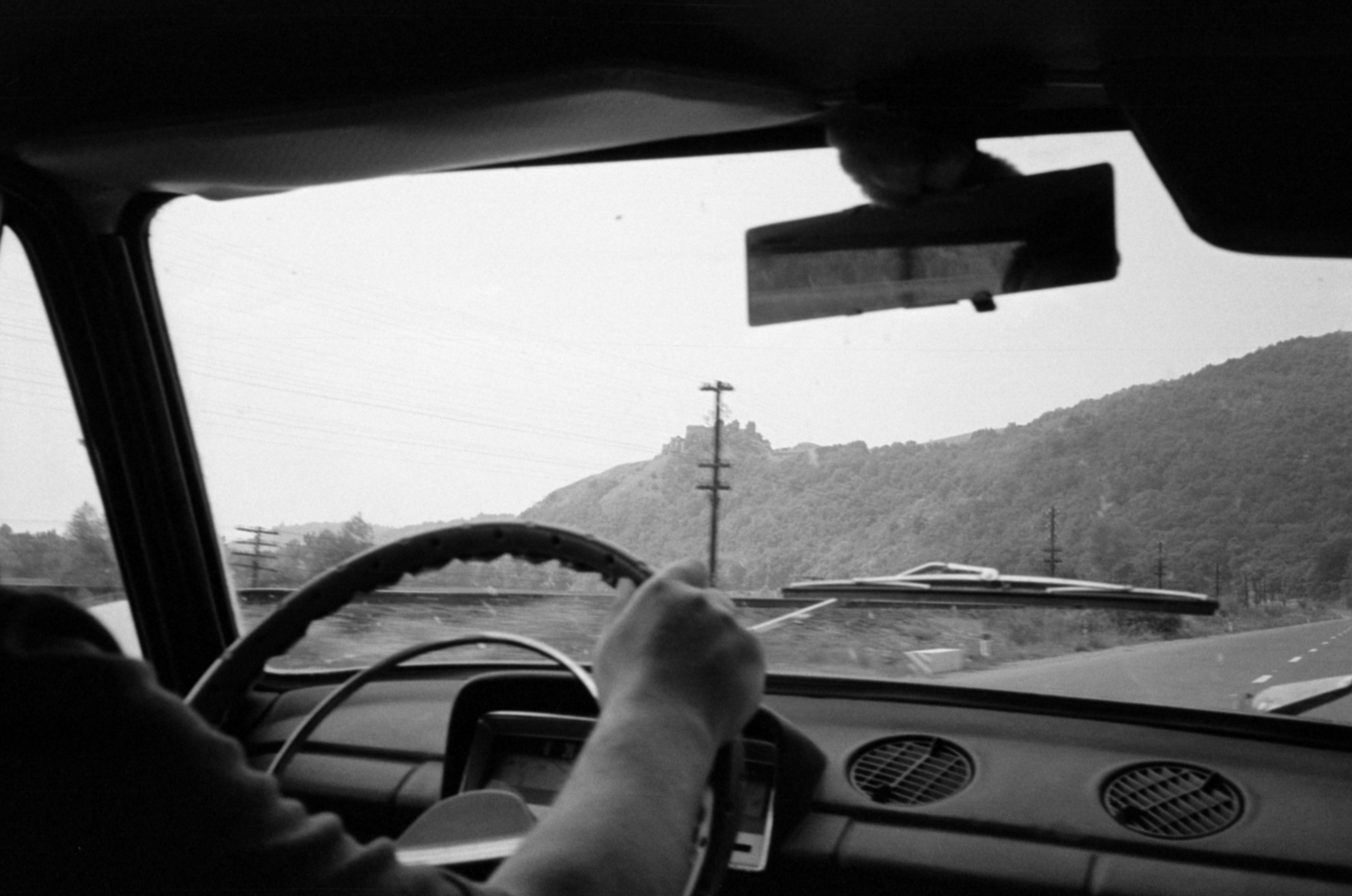 Romania,Transylvania, Șoimoș, a Déva és Arad közötti országút, fenn a dombtetőn Solymos vára., 1983, Vészi Ágnes, Lada-brand, windshield wiper, steering wheel, vehicle interior, Fortepan #136911