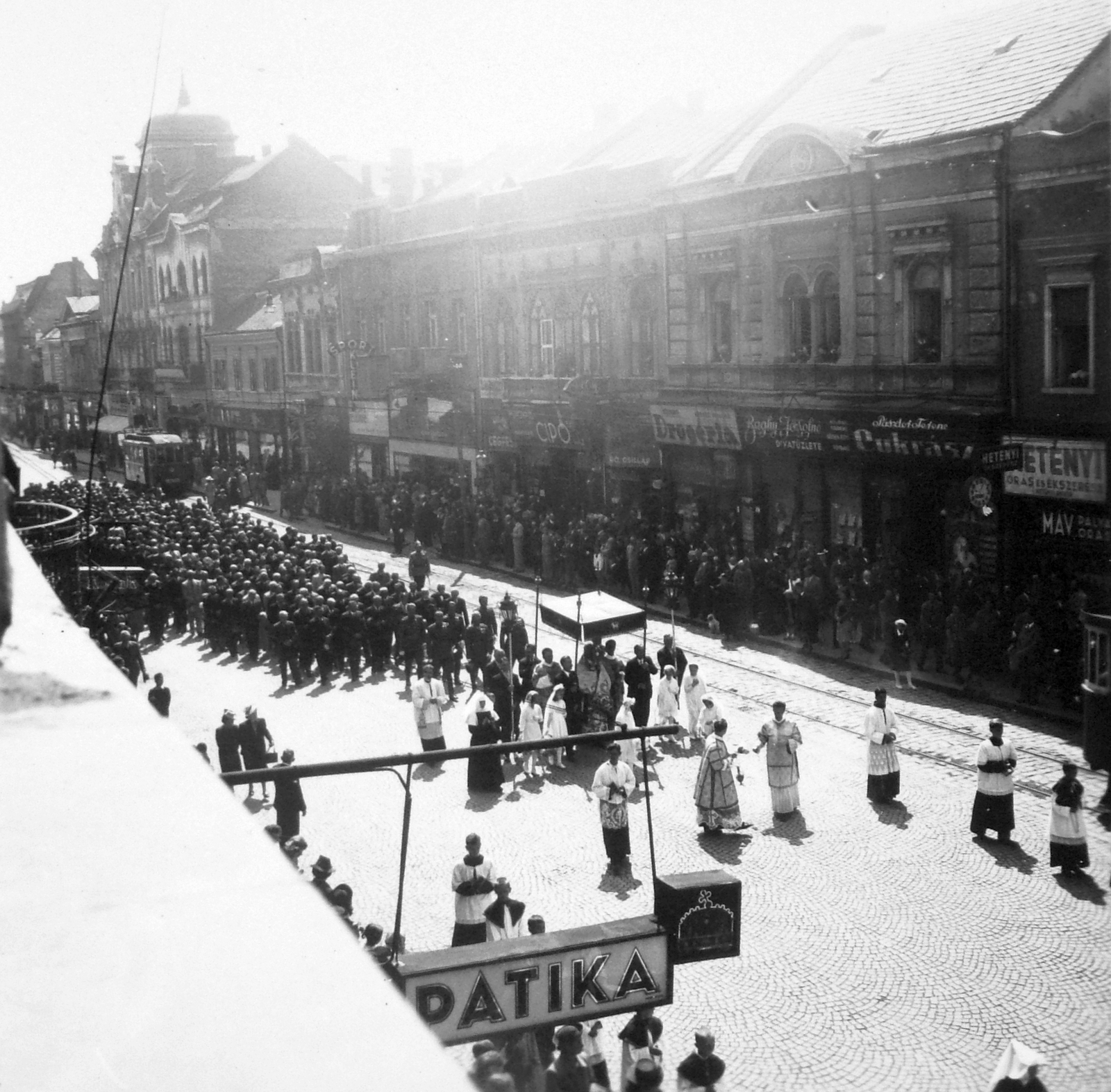 Magyarország, Miskolc, Széchenyi utca., 1940, Nagy József, cégtábla, pap, utcakép, életkép, villamos, körmenet, gyógyszertár, közönség, kockakő, katolikus, ministráns, cégér, Fortepan #13692