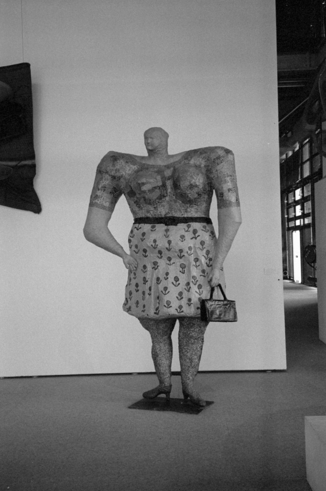 Niki de Saint Phalle "Erica" nevű szobra (ragasztóban mártott, drótvázra rögzített, tarka gyapjúból készült)., 1979, Vészi Ágnes, sculpture, Niki de Saint Phalle-design, Fortepan #136925