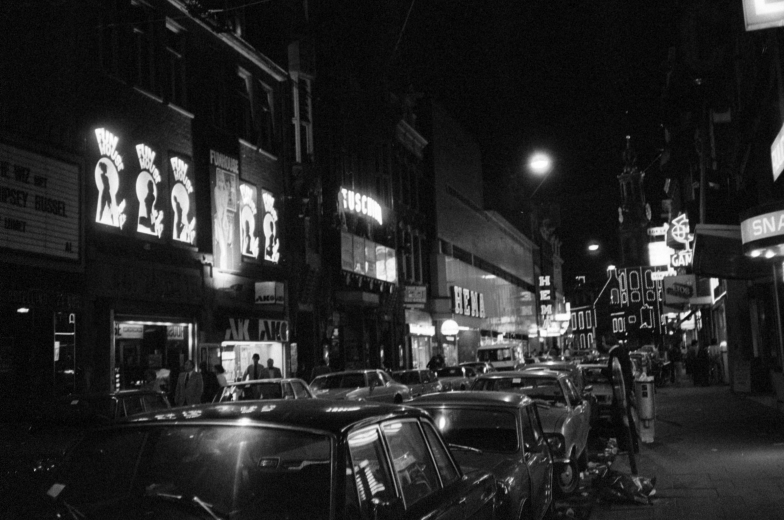 Netherlands, Amsterdam, Reguliersbreestraat a Muntplein és a Munttoren felé nézve., 1979, Vészi Ágnes, neon sign, night, Fortepan #136936