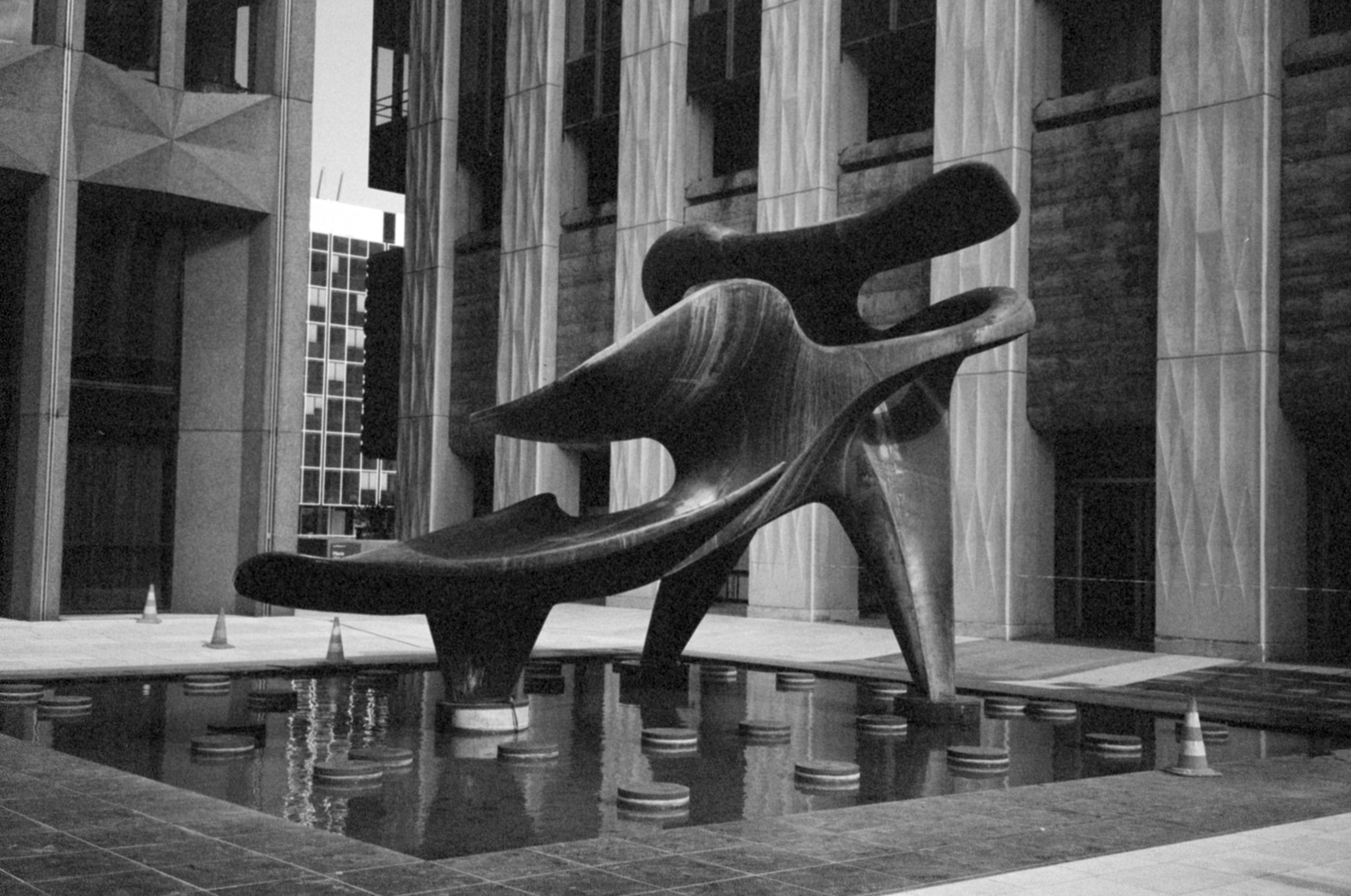 Franciaország, Courbevoie, La Défense üzleti központ Párizs elővárosában. La Fontaine des Corolles című műalkotás (Louis Leygue, 1973), 1985, Vészi Ágnes, modern művészet, Fortepan #136944
