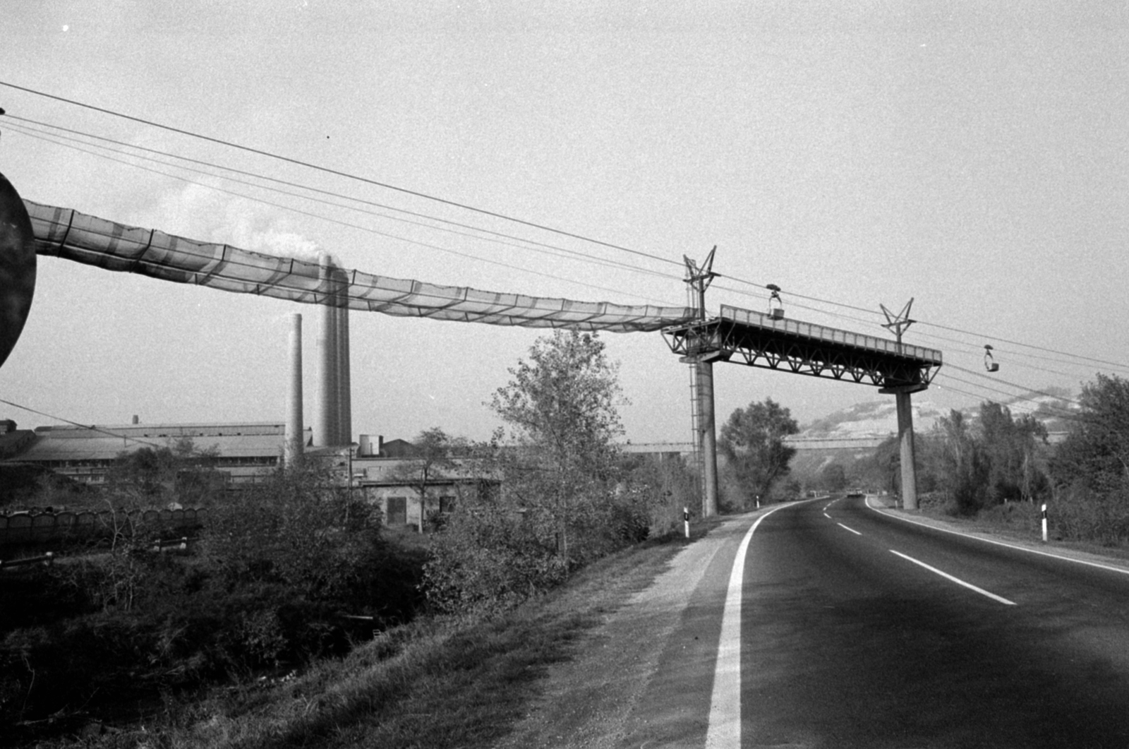 Hungary, Tata-Tóváros, az 1-es főút a Mésztelepnél, balra a Cement- és Mészmű., 1986, Vészi Ágnes, Fortepan #136949
