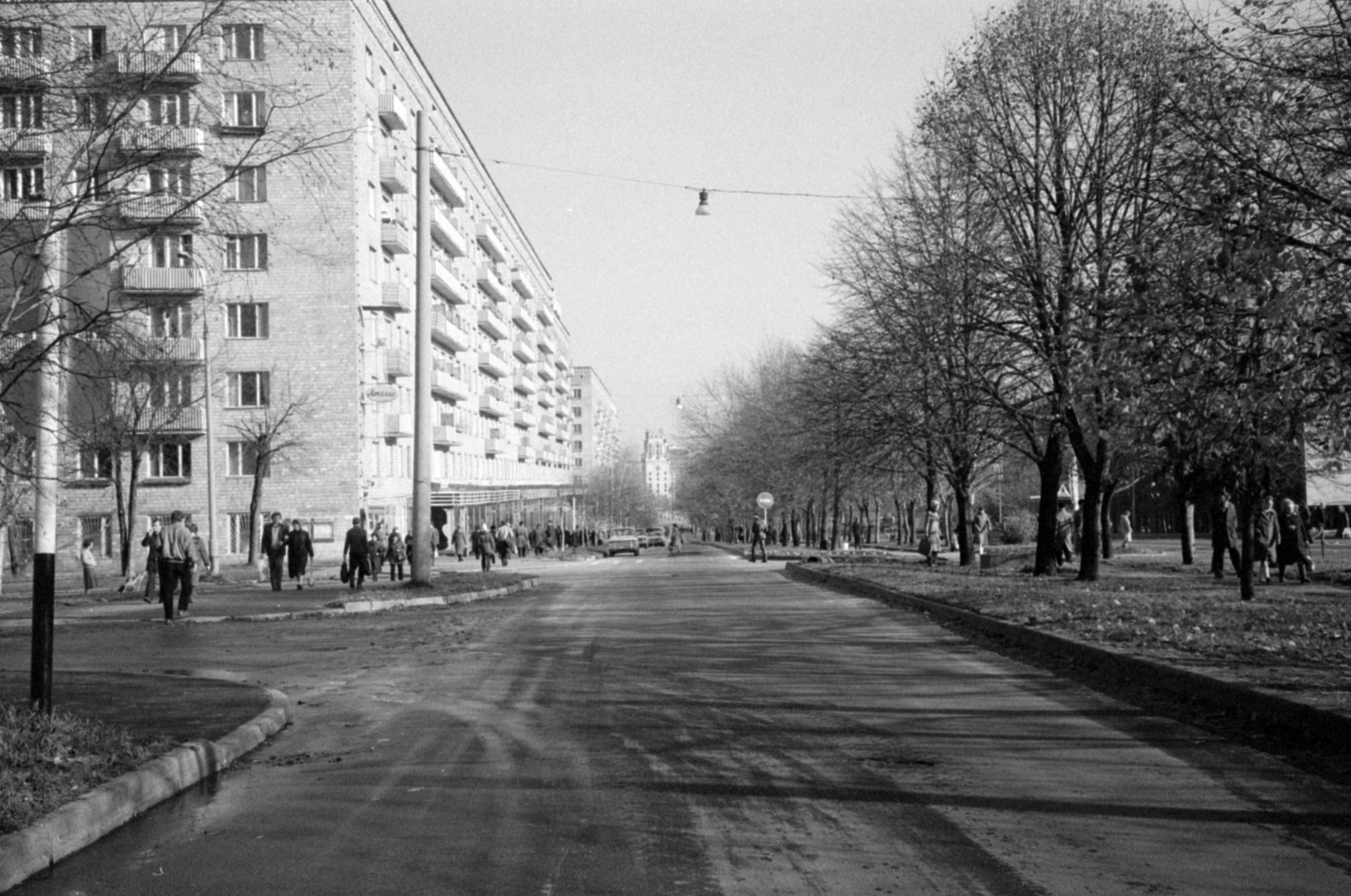 Russia, Moscow, Lenin sugárút (Leninszkij proszpekt) az ulica Akademika Zekinszkogo felől a Gagarin tér (plosagy Gagarina) felé nézve., 1986, Vészi Ágnes, Soviet Union, Fortepan #136953