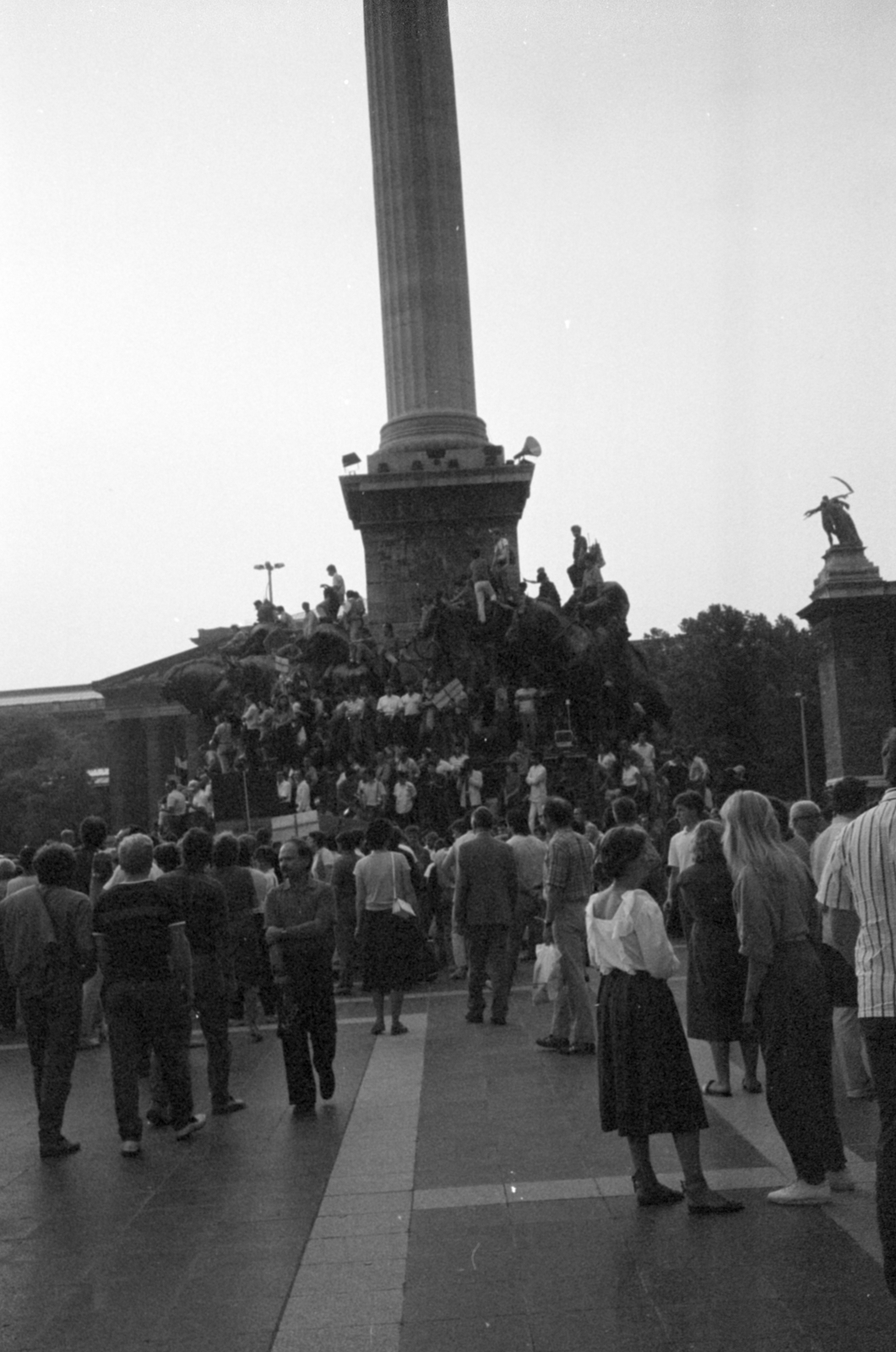 Hungary, Budapest XIV., Hősök tere, az erdélyi falurombolás elleni tüntetés 1988. június 27-én., 1988, Vészi Ágnes, strike, Budapest, sitting on a sculpture, standing on a sculpture, regime change, Fortepan #136954