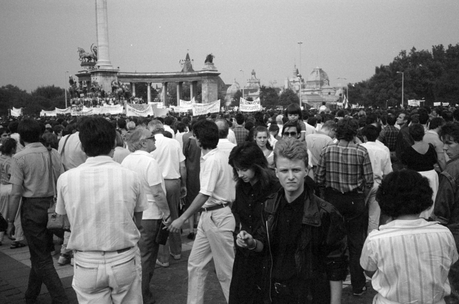 Hungary, Budapest XIV., Hősök tere, az erdélyi falurombolás elleni tüntetés 1988. június 27-én. Háttérben Millenniumi emlékmű és a Műjégpálya épülete., 1988, Vészi Ágnes, strike, demonstration board, Budapest, regime change, Fortepan #136959