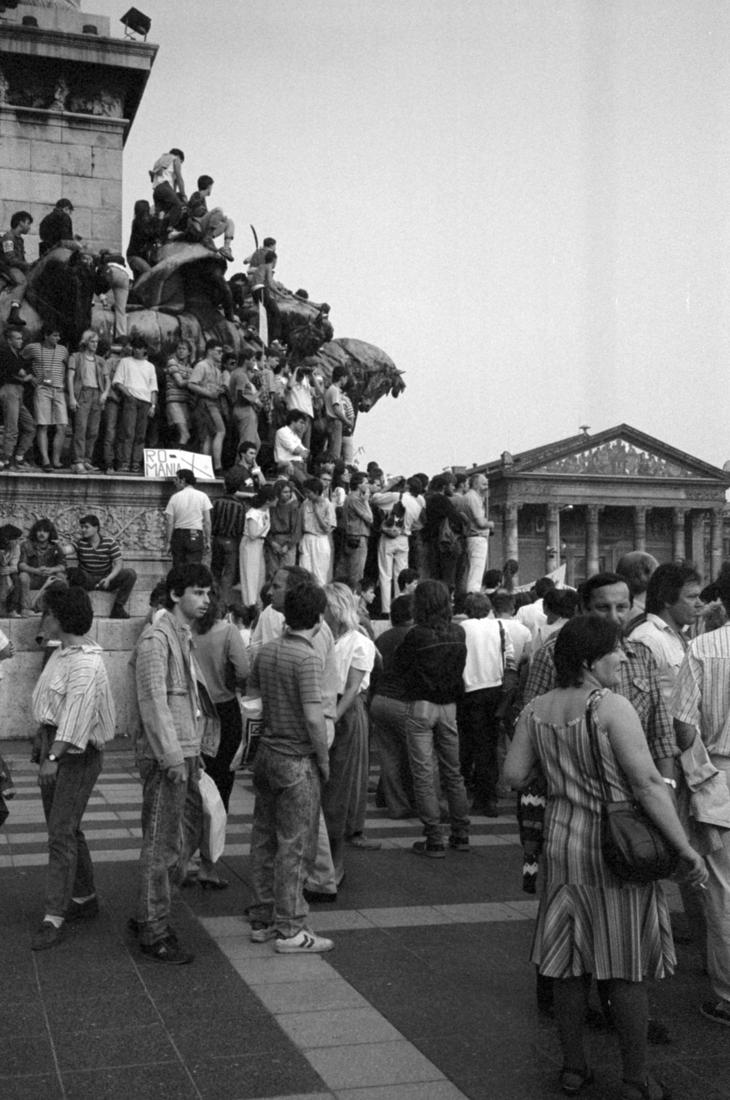 Hungary, Budapest XIV., Hősök tere, az erdélyi falurombolás elleni tüntetés 1988. június 27-én. Jobbra a Műcsarnok., 1988, Vészi Ágnes, strike, Budapest, sitting on a sculpture, regime change, Fortepan #136961