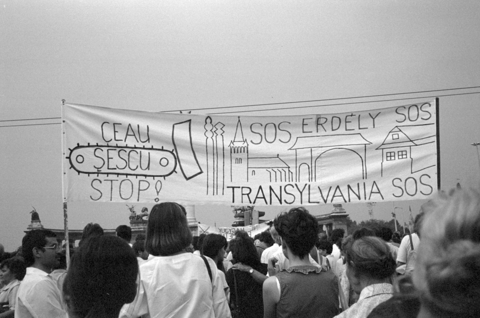 Hungary, Budapest XIV., Hősök tere, az erdélyi falurombolás elleni tüntetés 1988. június 27-én., 1988, Vészi Ágnes, strike, demonstration board, Budapest, regime change, Fortepan #136962