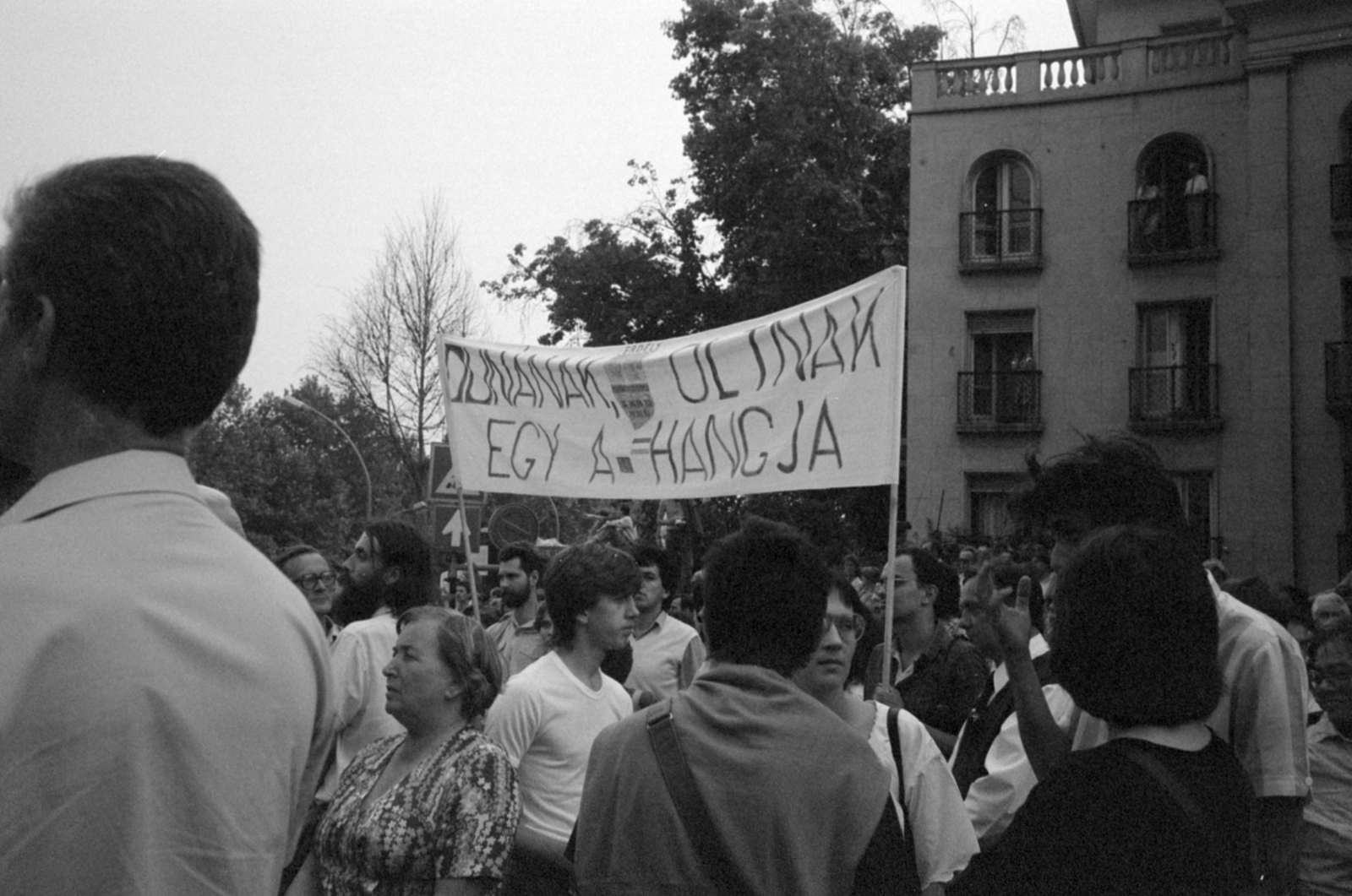 Hungary, Budapest XIV., Dózsa György út, háttérben az Andrássy út (Népköztársaság útja), az erdélyi falurombolás elleni tüntetés 1988. június 27-én., 1988, Vészi Ágnes, Budapest, regime change, Fortepan #136963