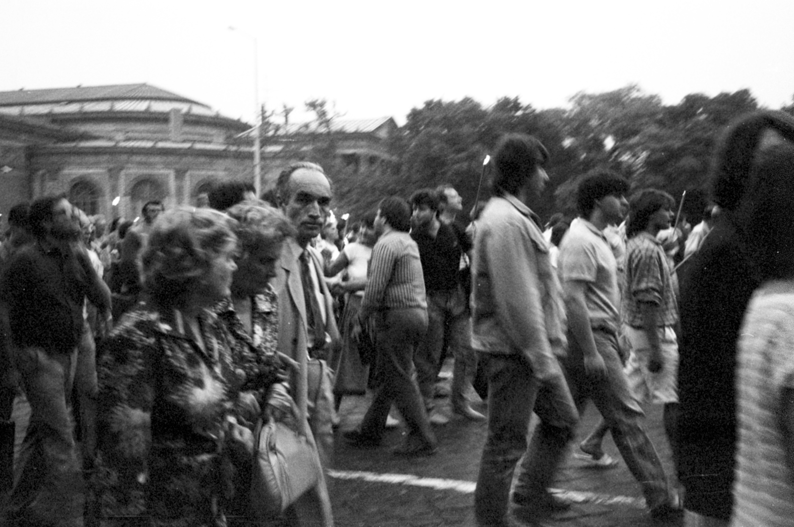 Hungary, Budapest XIV., Dózsa György út a Műcsarnok mellett, az erdélyi falurombolás elleni tüntetés 1988. június 27-én., 1988, Vészi Ágnes, Budapest, regime change, Fortepan #136964