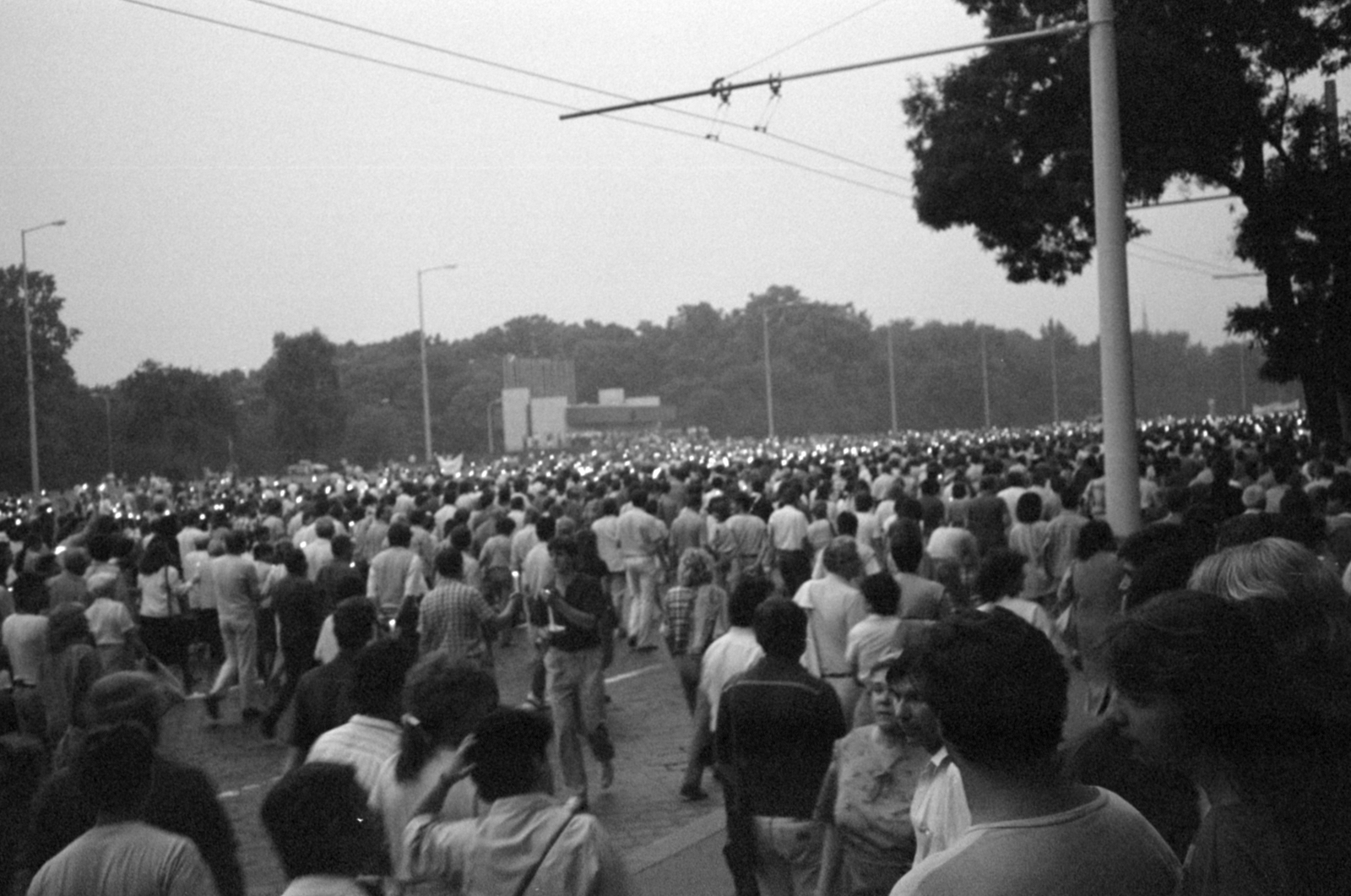 Hungary, Budapest XIV., Dózsa György út (Felvonulási tér), háttérben a dísztribün, az erdélyi falurombolás elleni tüntetés 1988. június 27-én., 1988, Vészi Ágnes, Budapest, Fortepan #136970