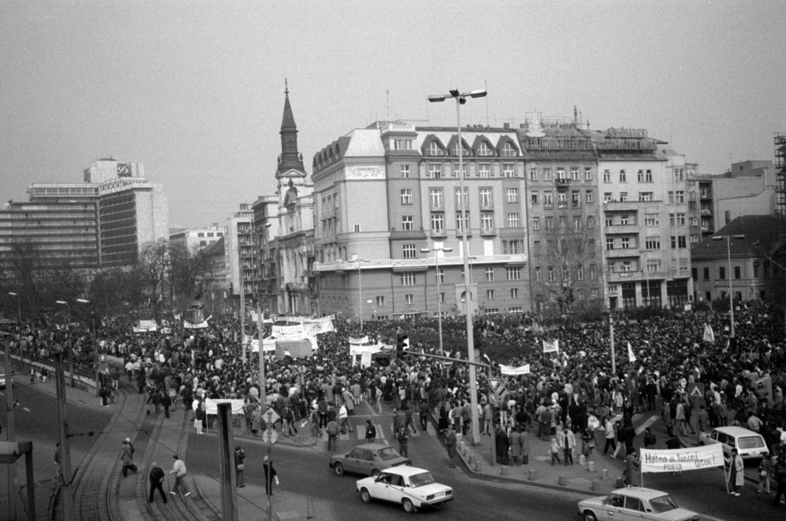 Magyarország, Budapest V., a Petőfi tér és a Március 15. tér az Erzsébet hídról nézve. Március 15-i megemlékezés és békés tüntetés., 1989, Vészi Ágnes, tüntetés, Budapest, rendszerváltás, Fortepan #136971