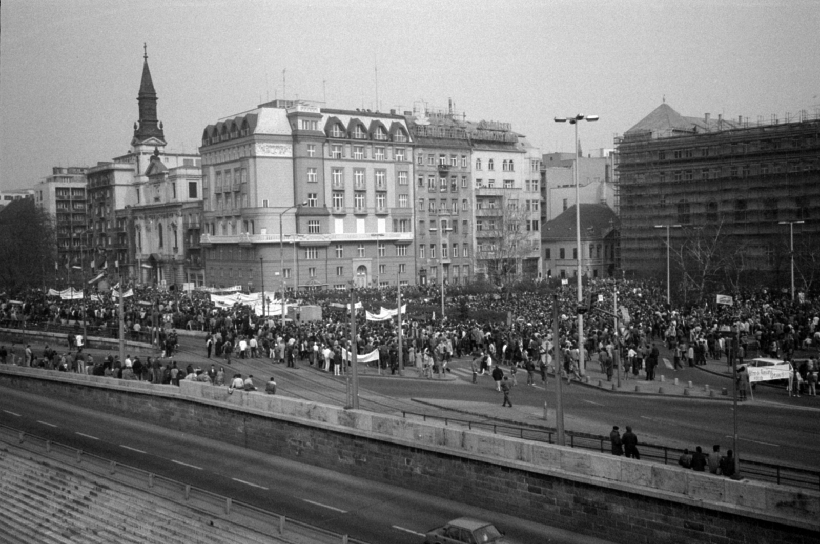 Magyarország, Budapest V., a Petőfi tér és a Március 15. tér az Erzsébet hídról nézve. Március 15-i megemlékezés és békés tüntetés., 1989, Vészi Ágnes, tüntetés, Budapest, rendszerváltás, Fortepan #136972