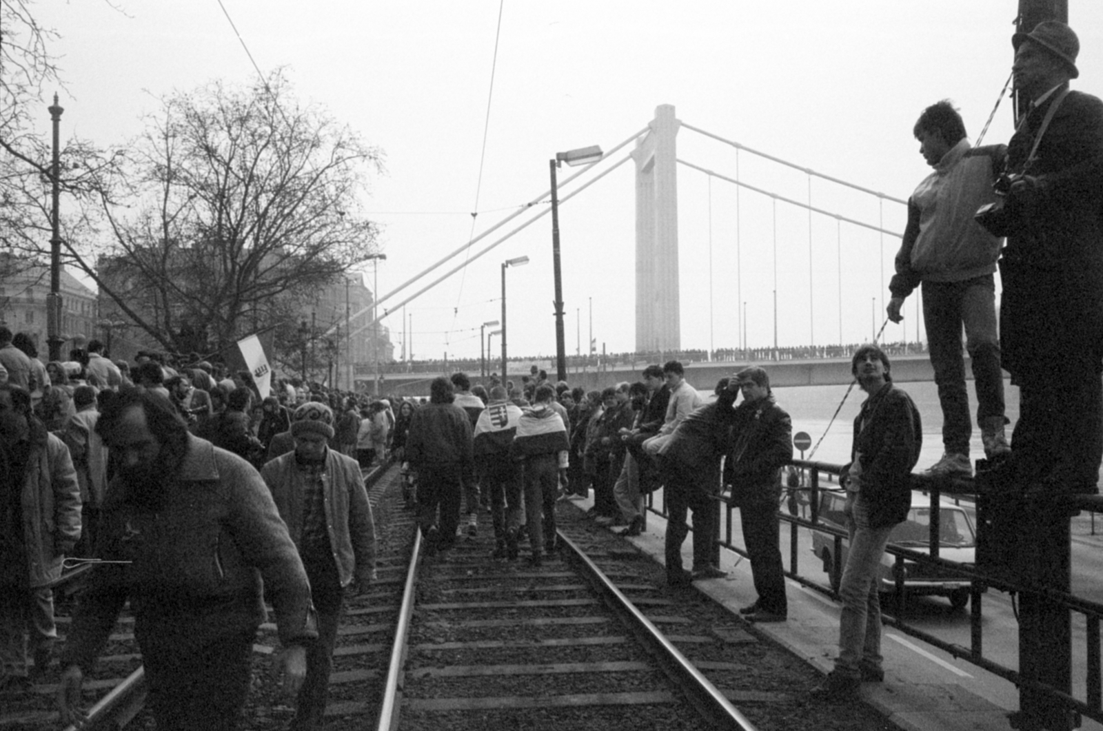 Hungary, Budapest V., a Petőfi tértől az Erzsébet híd pesti hídfője felé nézve. A március 15-i megemlékezés és békés tüntetés résztvevői., 1989, Vészi Ágnes, bridge, strike, Budapest, suspension bridge, Duna-bridge, Pál Sávoly-design, regime change, Fortepan #136973