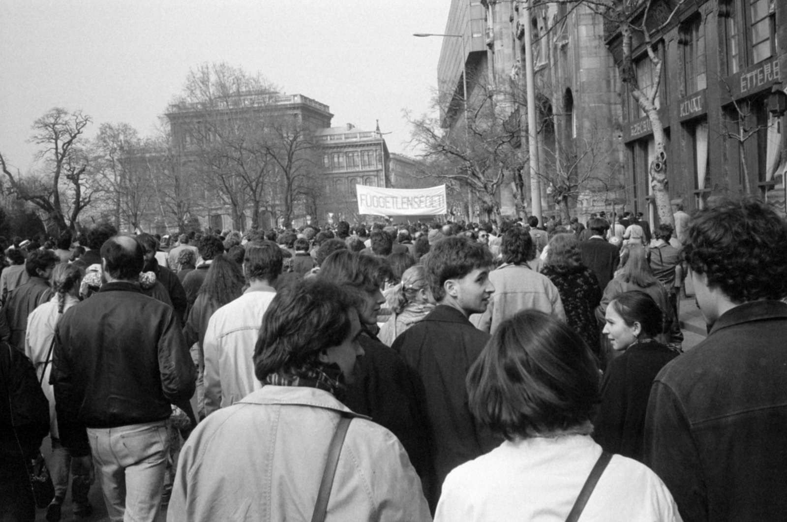 Hungary, Budapest V., Széchenyi István (Roosevelt) tér, szemben a Magyar Tudományos Akadémia épülete. A március 15-i megemlékezés és békés tüntetés résztvevői vonulnak a Szabadság tér felé., 1989, Vészi Ágnes, strike, Budapest, regime change, Fortepan #136976