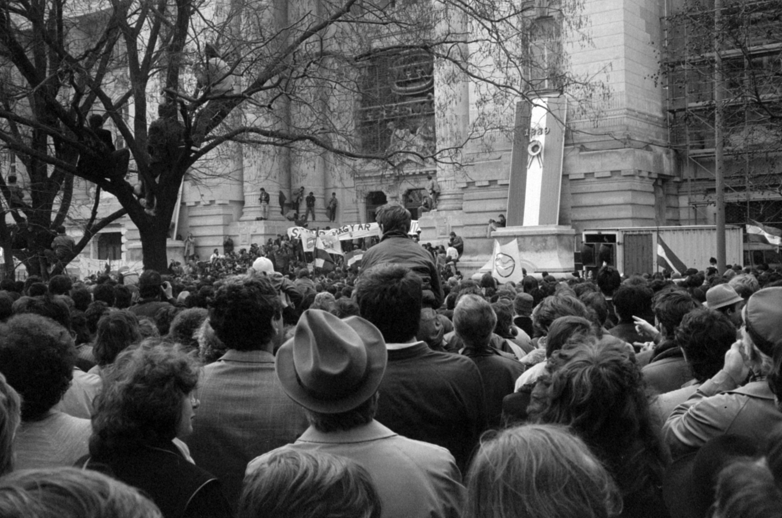 Magyarország, Budapest V., Szabadság tér, tüntetés az MTV székháza előtt 1989. március 15-én., 1989, Vészi Ágnes, tüntetés, Budapest, Magyar Televízió, rendszerváltás, Fortepan #136981