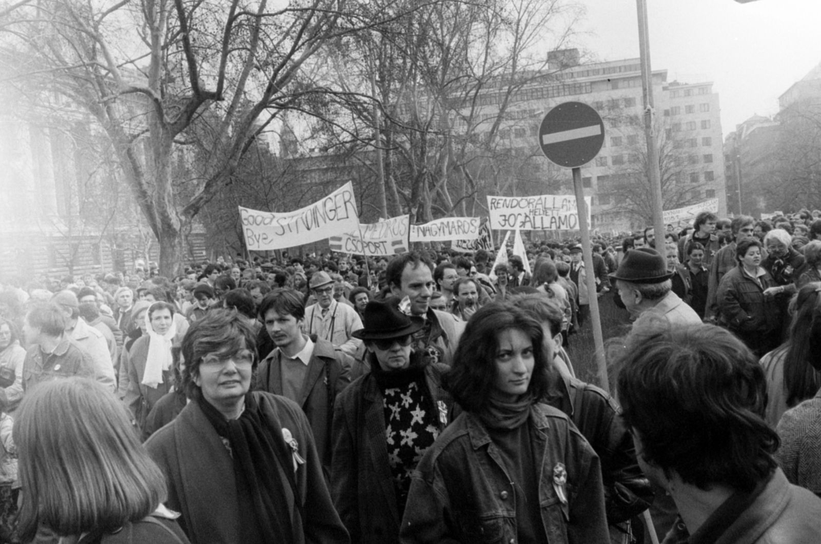 Magyarország, Budapest V., Szabadság tér, tüntetés az MTV székháza előtt 1989. március 15-én., 1989, Vészi Ágnes, tüntetés, Budapest, Magyar Televízió, rendszerváltás, Fortepan #136982