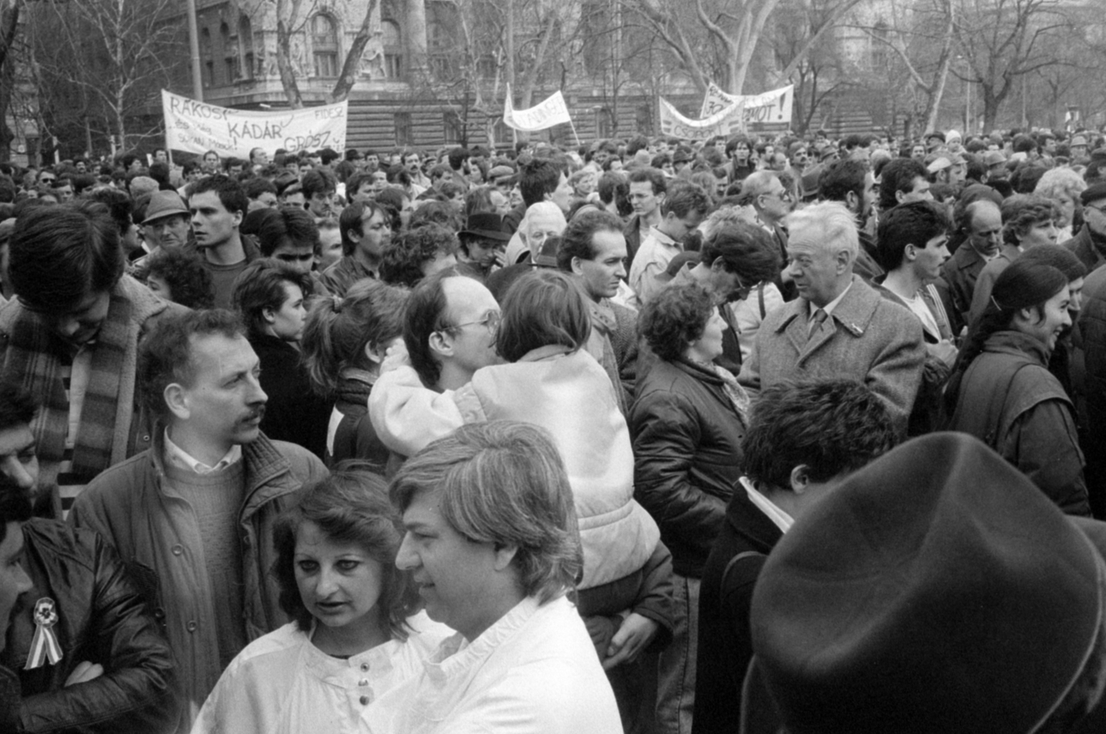 Magyarország, Budapest V., Szabadság tér, tüntetés az MTV székháza előtt 1989. március 15-én., 1989, Vészi Ágnes, tüntetés, Budapest, Magyar Televízió, rendszerváltás, Fortepan #136983