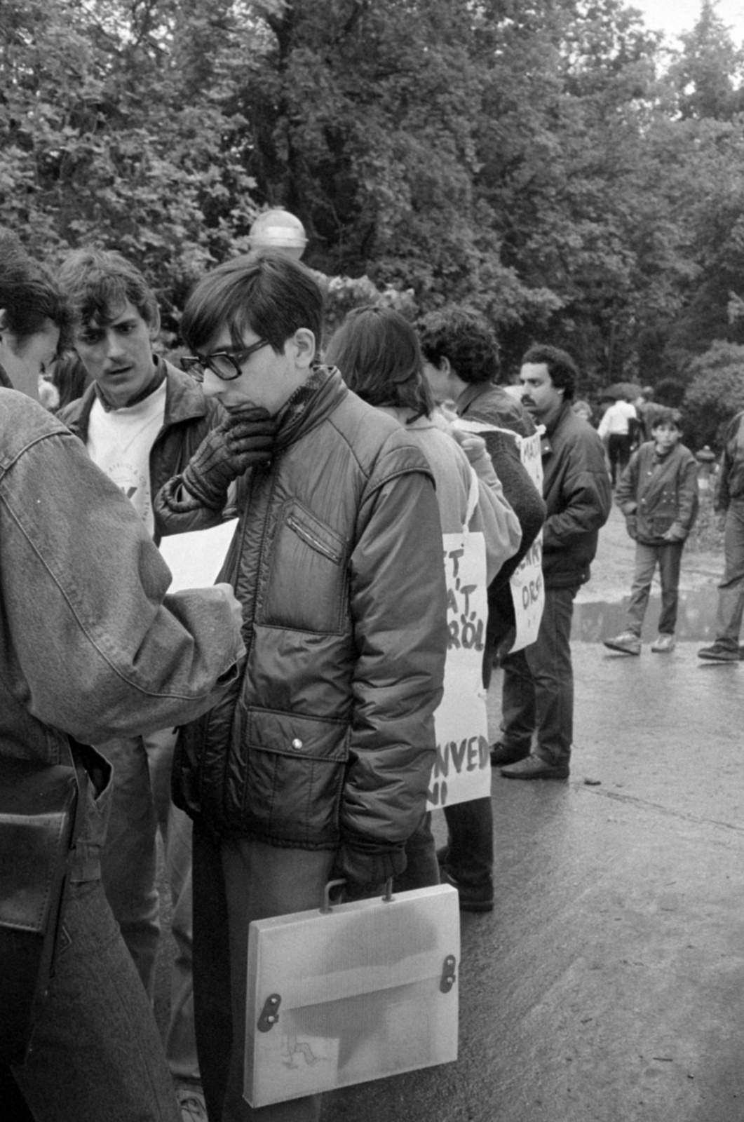 Magyarország, Népliget, Budapest X., szemüveggel Sebeők János természetvédő, író, a Voks Humana Mozgalom alapító­ja. A felvétel 1989. május 1-én készült., 1989, Vészi Ágnes, tüntetés, Budapest, rendszerváltás, Fortepan #136996