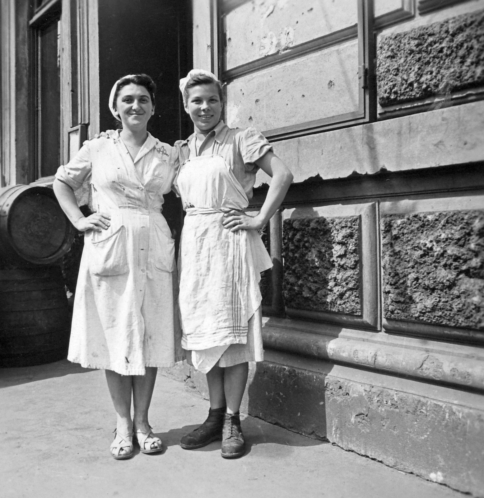 Hungary, Budapest VI., Jókai utca, az Ilkovics személyzete., 1949, Nagy József, Budapest, barrel, lady, bullet hole, apron, akimbo, kitchen staff, Fortepan #13700