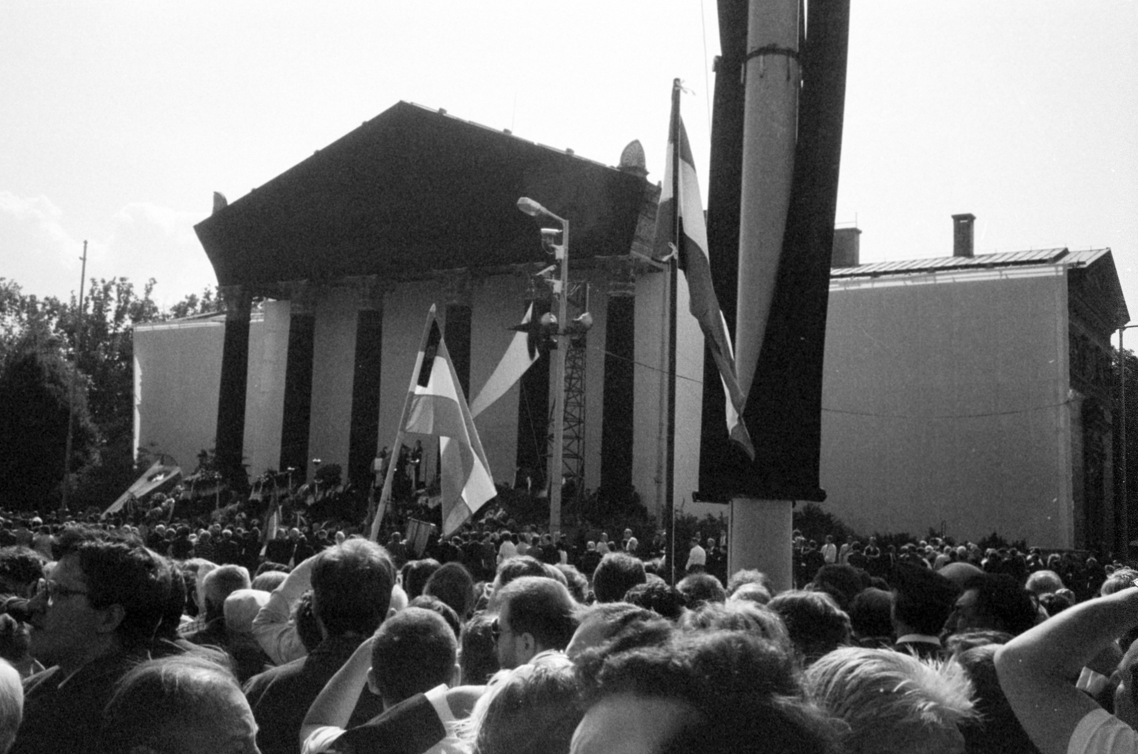 Magyarország, Budapest XIV., Hősök tere 1989. június 16-án, az 56-os hősök újratemetésekor., 1989, Vészi Ágnes, Budapest, rendszerváltás, Fortepan #137001