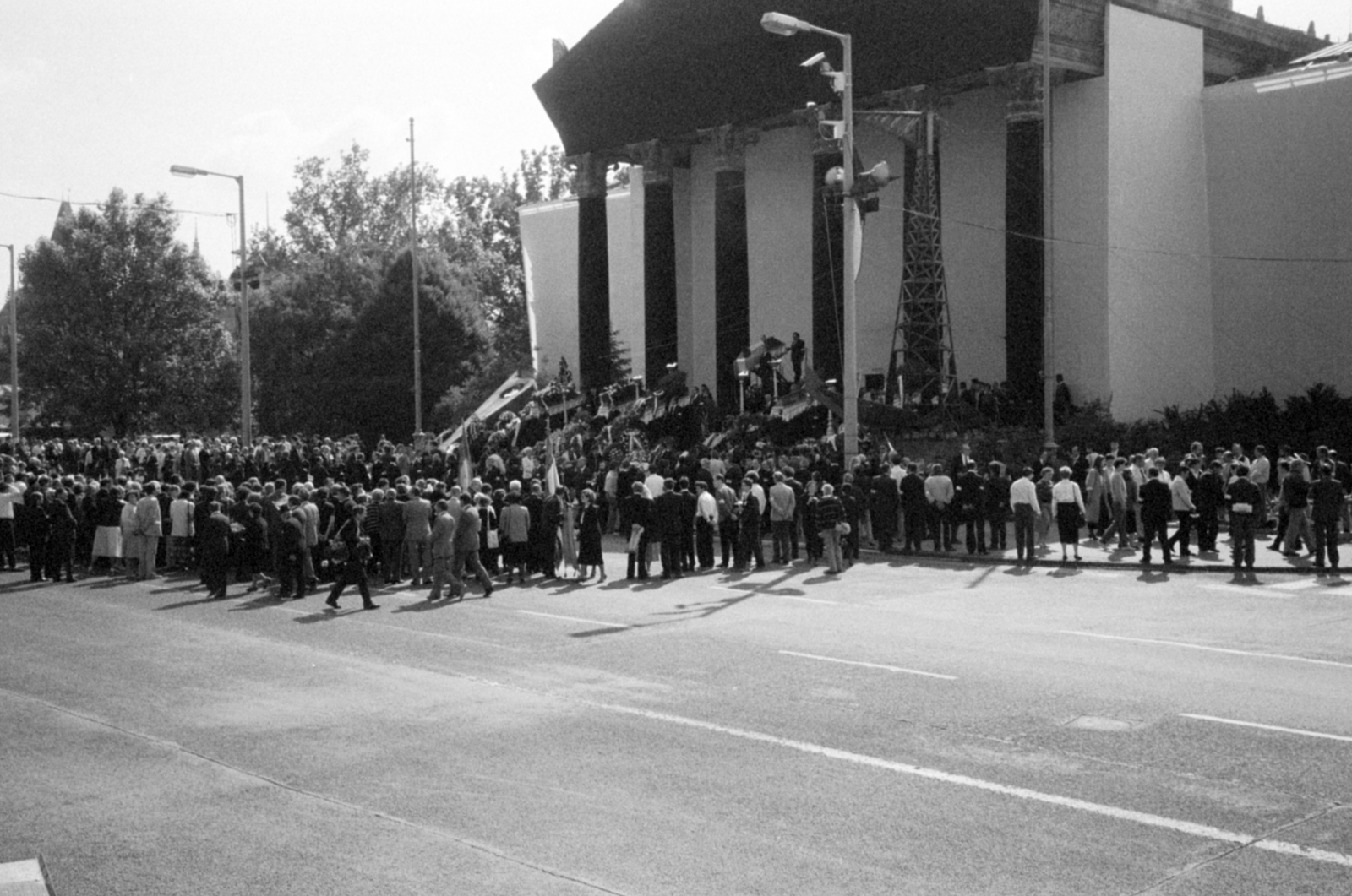 Magyarország, Budapest XIV., Hősök tere 1989. június 16-án, az 56-os hősök újratemetésekor., 1989, Vészi Ágnes, Budapest, rendszerváltás, Fortepan #137004