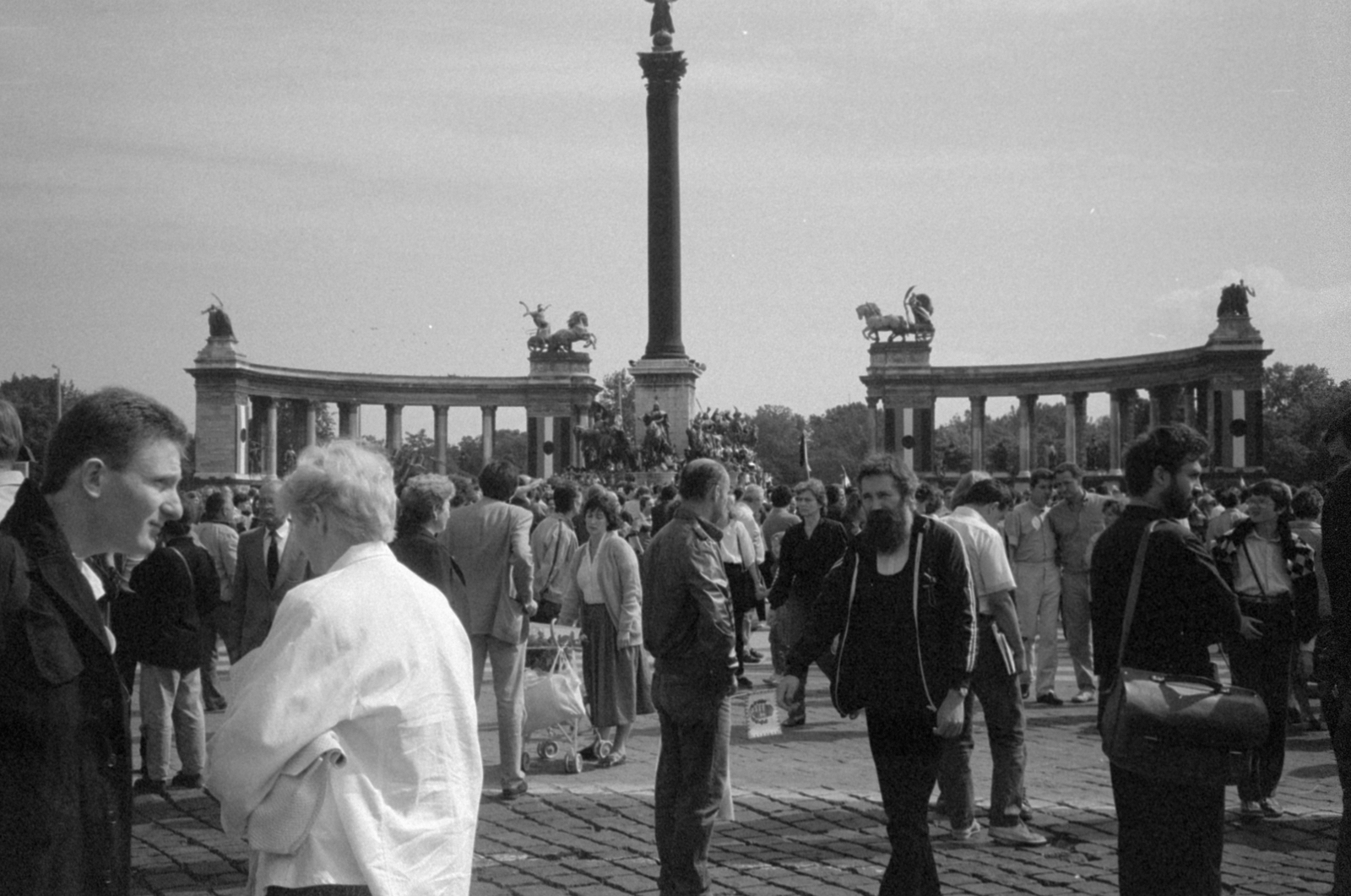 Magyarország, Budapest XIV., Hősök tere 1989. június 16-án, az 56-os hősök újratemetésekor., 1989, Vészi Ágnes, Budapest, lyukas zászló, rendszerváltás, Fortepan #137005