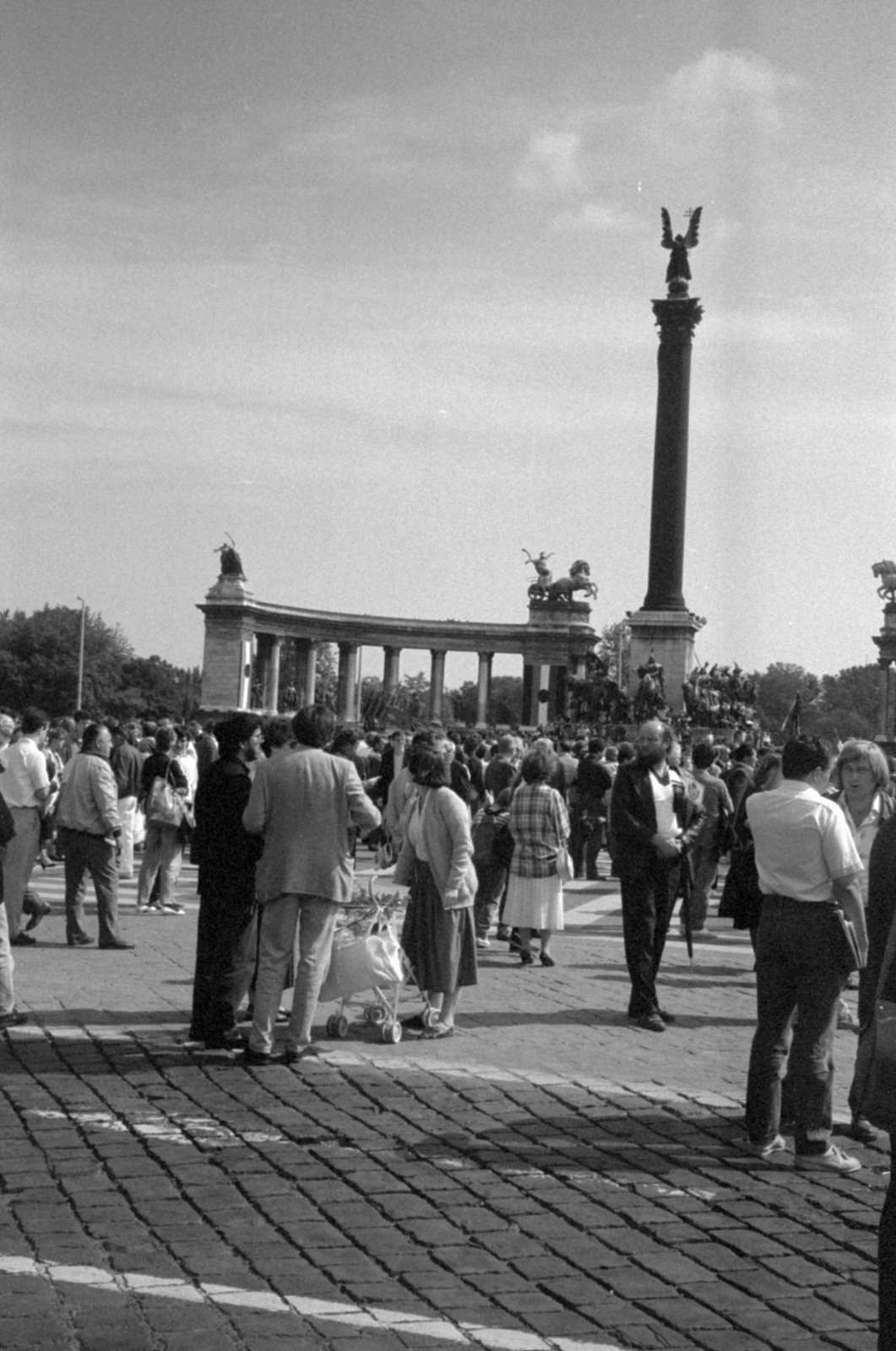 Magyarország, Budapest XIV., Hősök tere 1989. június 16-án, az 56-os hősök újratemetésekor., 1989, Vészi Ágnes, Budapest, Gábriel arkangyal-ábrázolás, rendszerváltás, Fortepan #137006