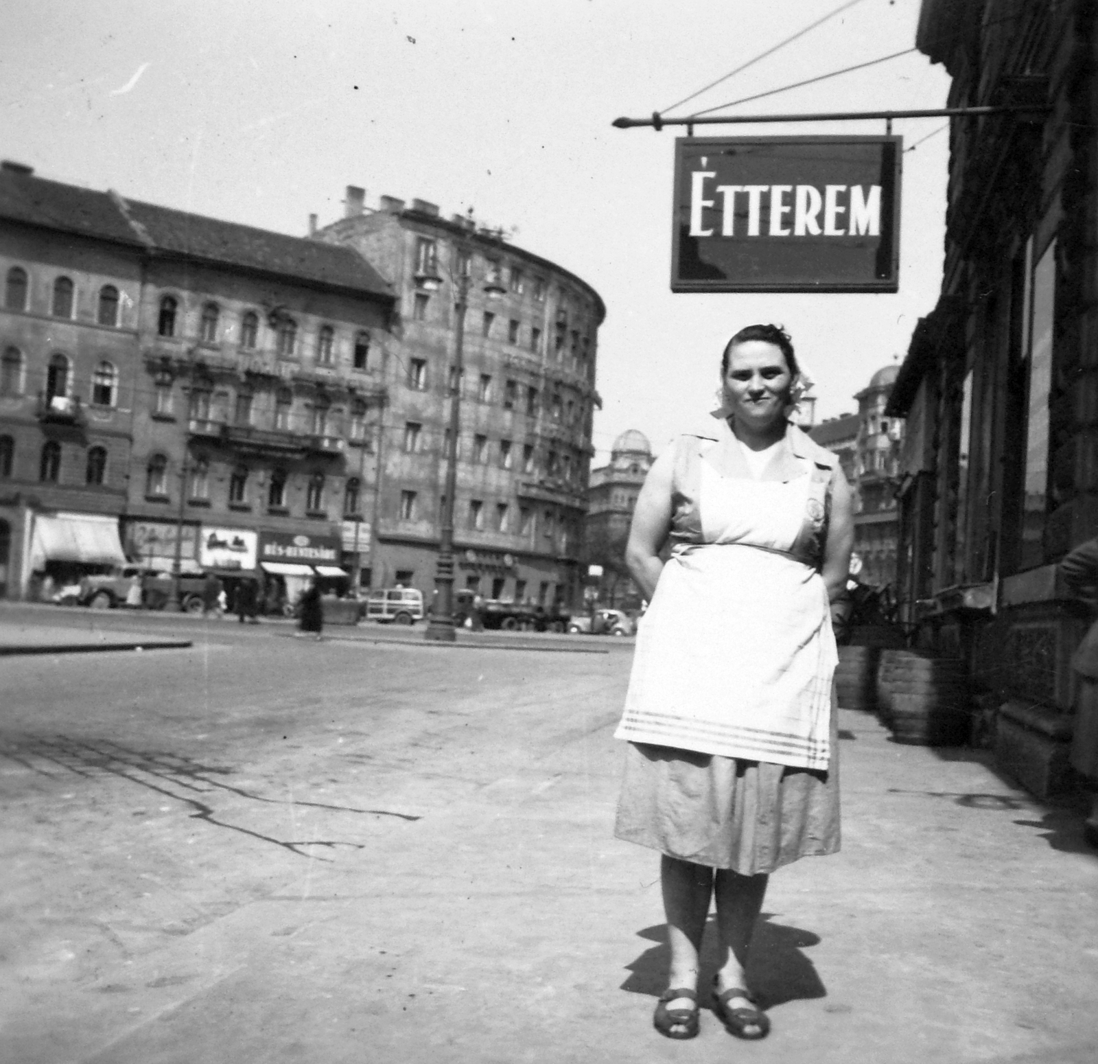 Hungary, Budapest VI., Jókai utca, az Ilkovics személyzete., 1949, Nagy József, restaurant, Budapest, lady, hands behind the back, kitchen staff, Fortepan #13701