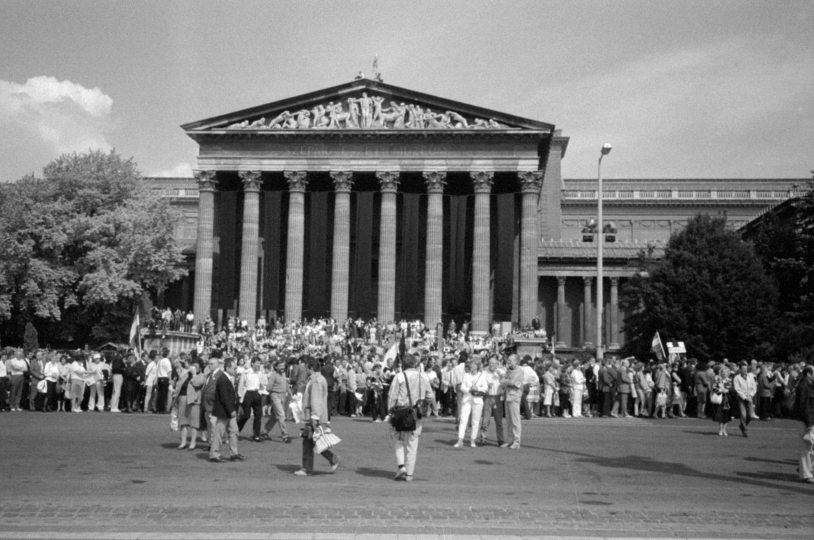 Hungary, Budapest XIV., Hősök tere 1989. június 16-án, az 56-os hősök újratemetésekor., 1989, Vészi Ágnes, museum, eclectic architecture, Budapest, Albert Schickedanz-design, Neoclassical architecture, Fülöp Ferenc Herzog-design, regime change, Fortepan #137011