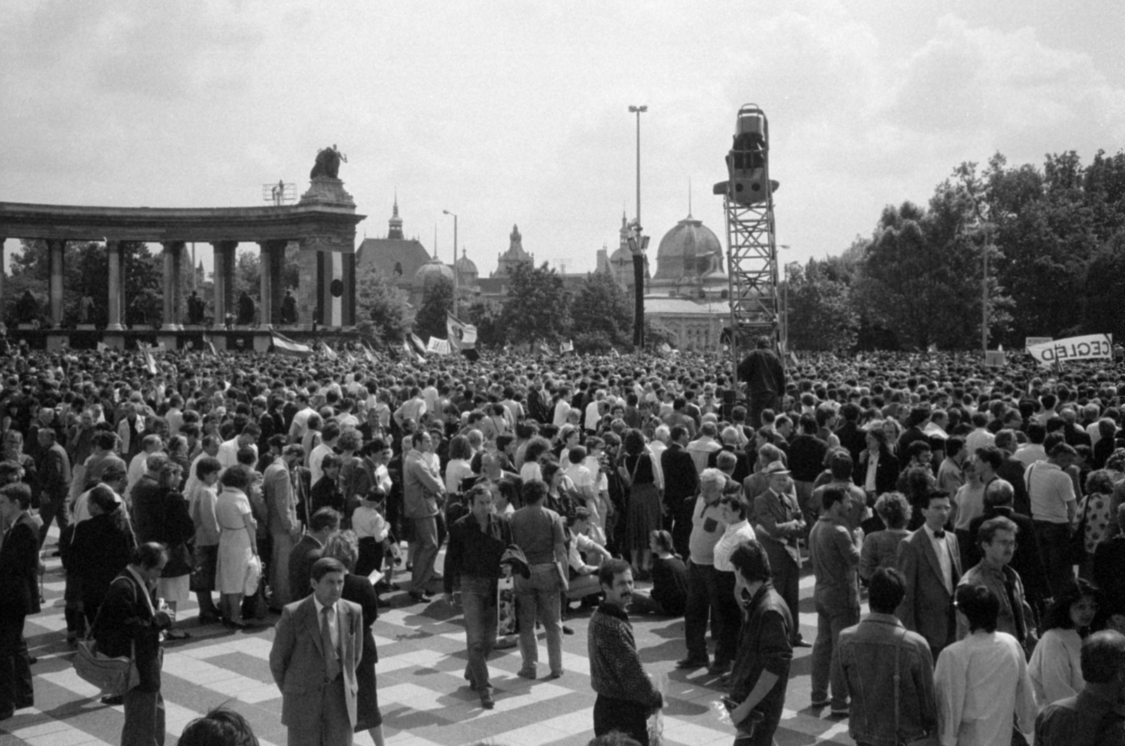 Magyarország, Budapest XIV., Hősök tere 1989. június 16-án, az 56-os hősök újratemetésekor., 1989, Vészi Ágnes, Budapest, rendszerváltás, Fortepan #137017