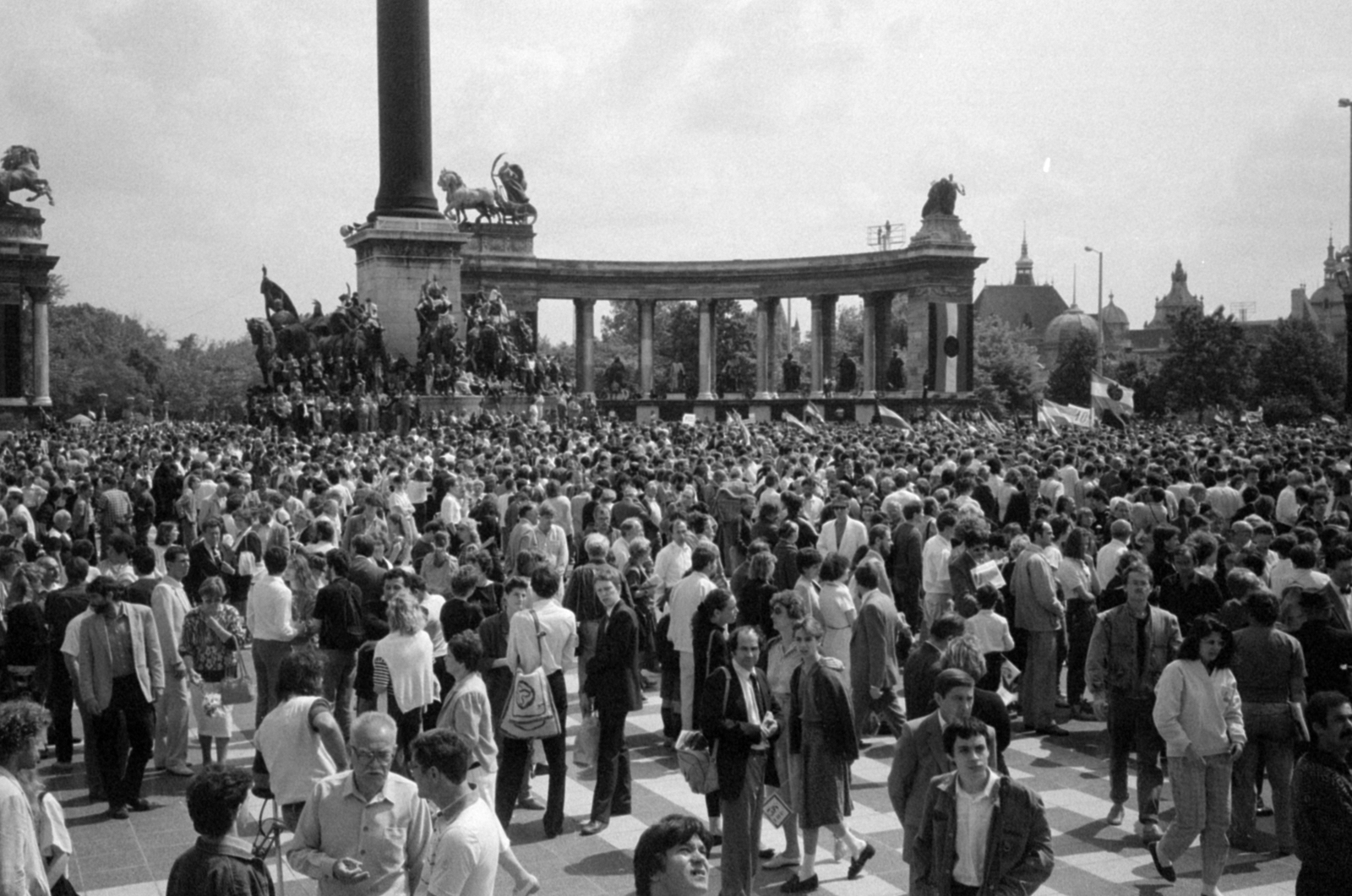 Magyarország, Budapest XIV., Hősök tere 1989. június 16-án, az 56-os hősök újratemetésekor., 1989, Vészi Ágnes, Budapest, rendszerváltás, Fortepan #137018