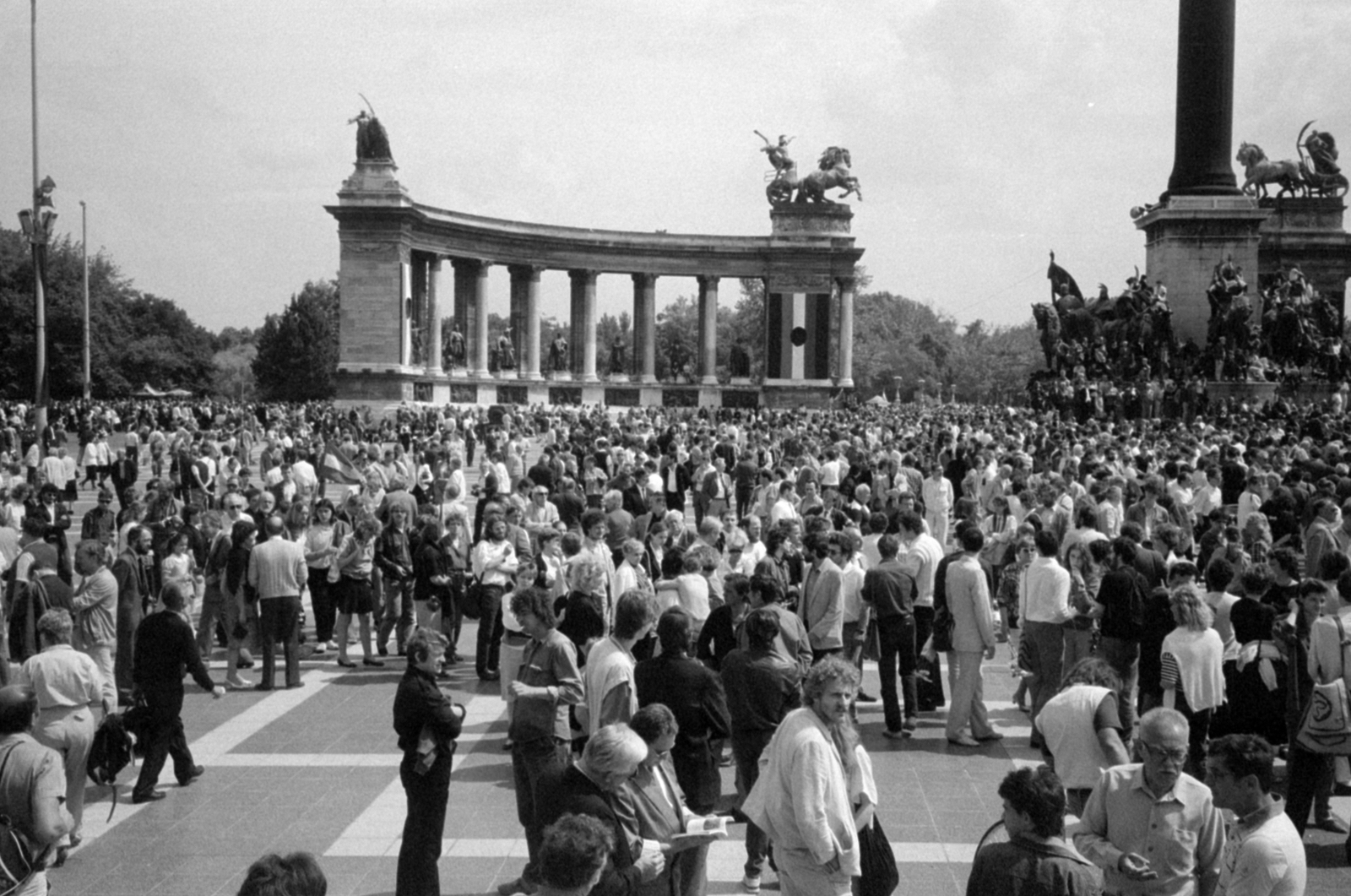 Magyarország, Budapest XIV., Hősök tere 1989. június 16-án, az 56-os hősök újratemetésekor., 1989, Vészi Ágnes, Budapest, rendszerváltás, Fortepan #137019