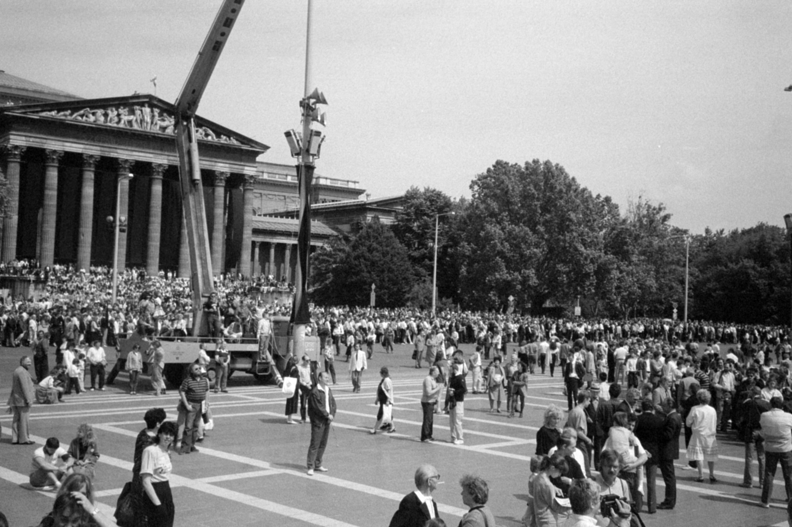 Magyarország, Budapest XIV., Hősök tere 1989. június 16-án, az 56-os hősök újratemetésekor., 1989, Vészi Ágnes, Budapest, rendszerváltás, Fortepan #137022