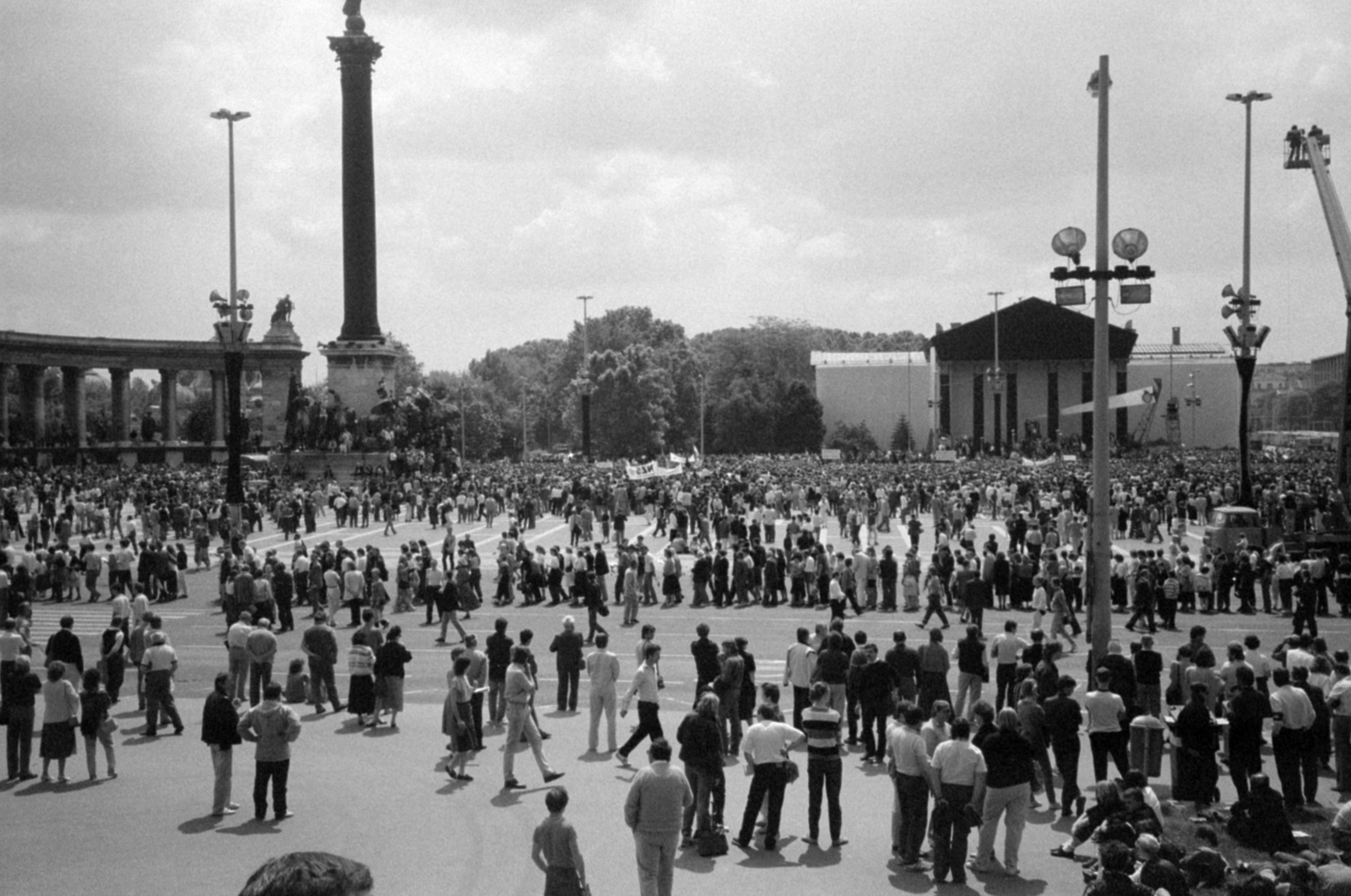 Magyarország, Budapest XIV., Hősök tere 1989. június 16-án, az 56-os hősök újratemetésekor., 1989, Vészi Ágnes, Budapest, rendszerváltás, Fortepan #137030