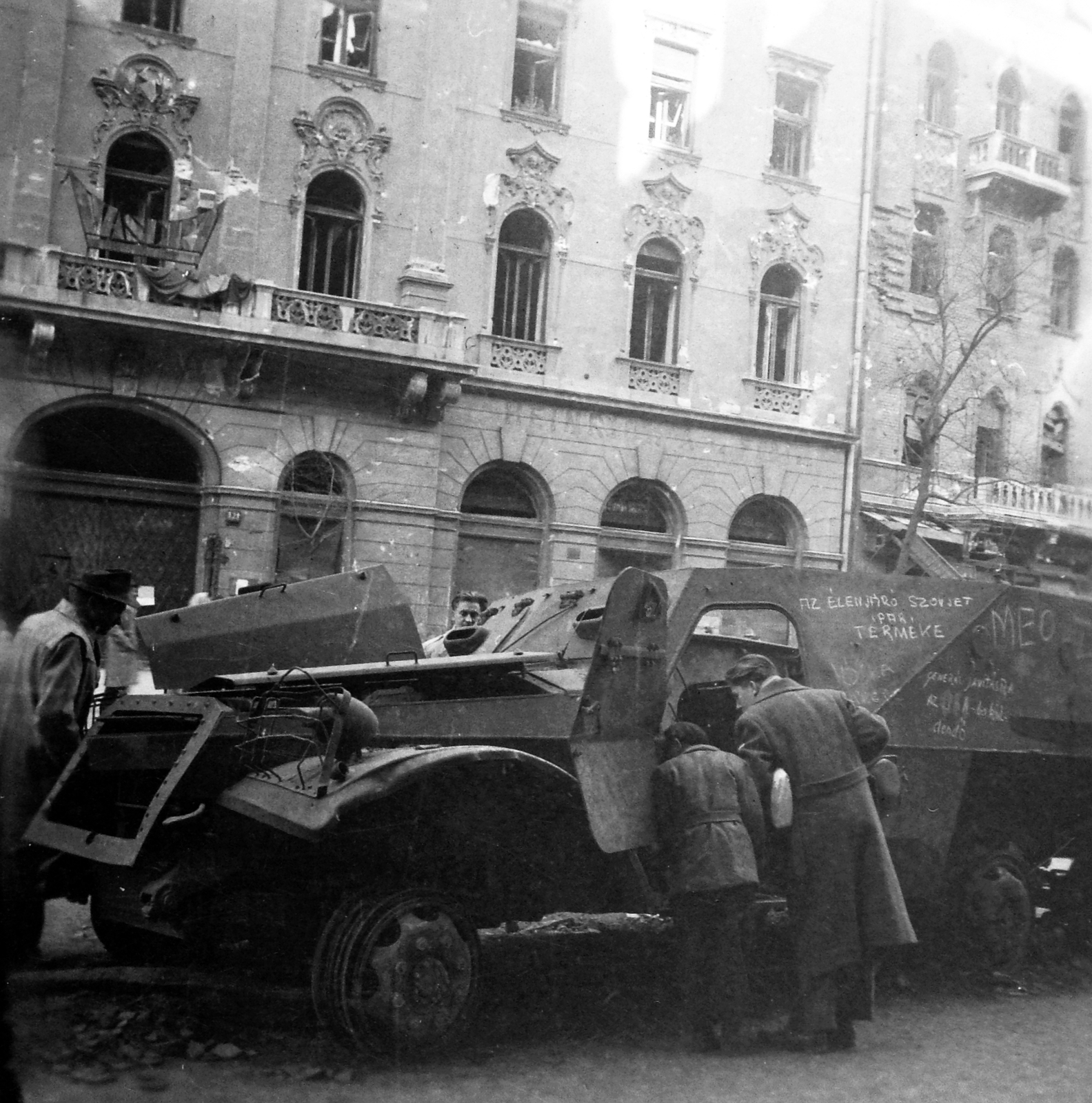 Hungary, Budapest VIII., Üllői út, kiégett szovjet BTR-152 páncélozott lövészszállító jármű, háttérben 30. és 32. számú ház., 1956, Nagy József, label, revolution, pedestrian, wreck, curiosity, damaged building, Budapest, Fortepan #13704