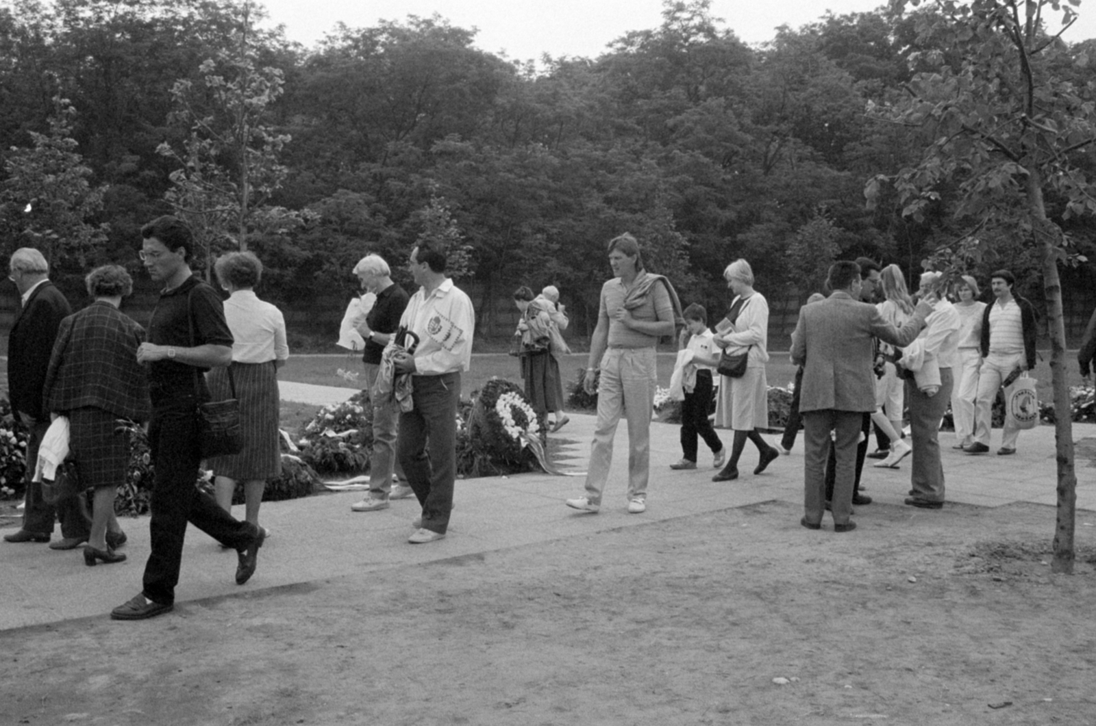 Magyarország, Budapest X., Új Köztemető, 301-es parcella 1989. június 16-án, az 56-os hősök újratemetésekor., 1989, Vészi Ágnes, Budapest, vállra vetett kabát, rendszerváltás, Fortepan #137043