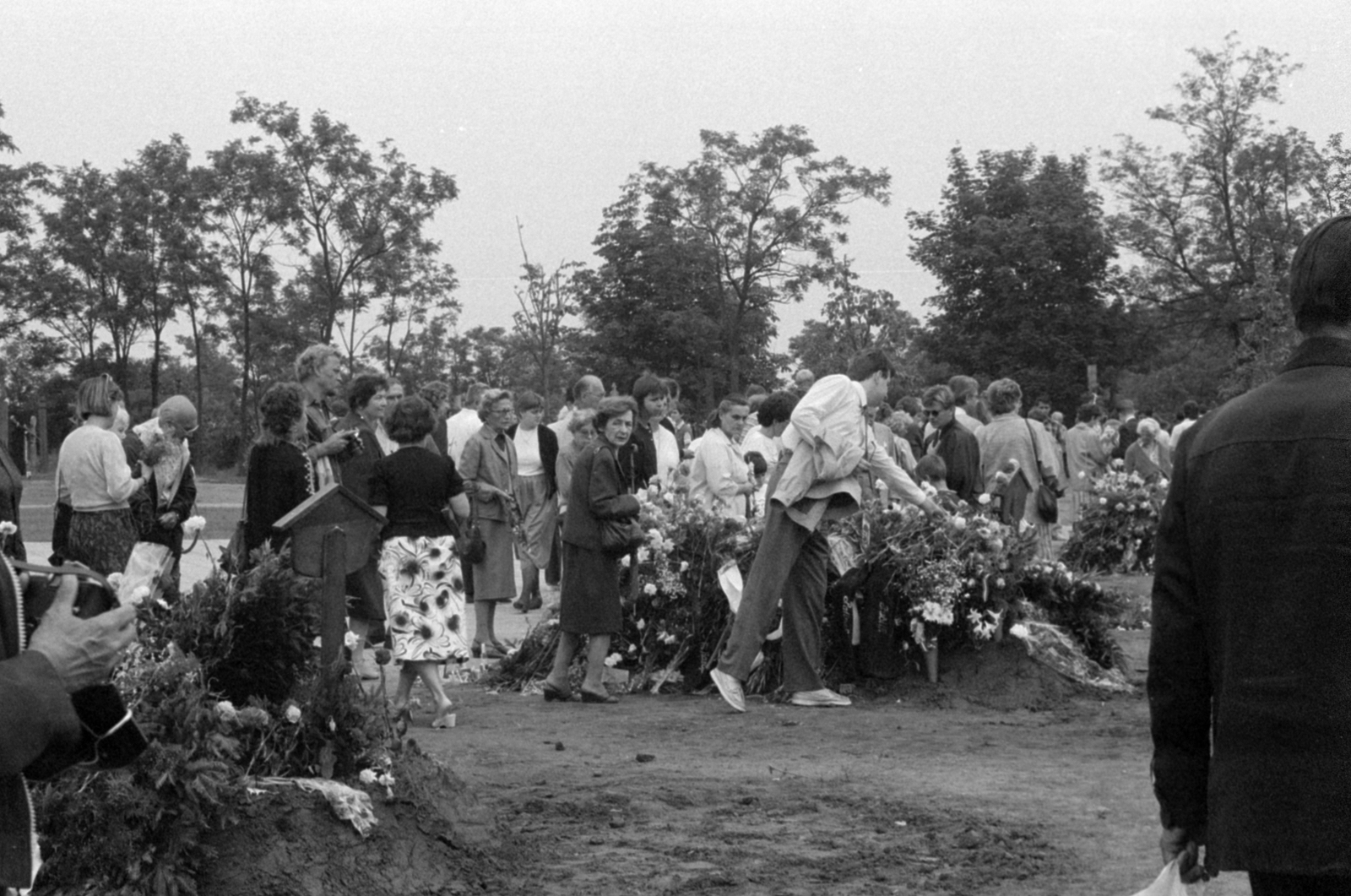 Magyarország, Budapest X., Új Köztemető, 301-es parcella 1989. június 16-án, az 56-os hősök újratemetésekor., 1989, Vészi Ágnes, Budapest, átvetett kabát, rendszerváltás, Fortepan #137045