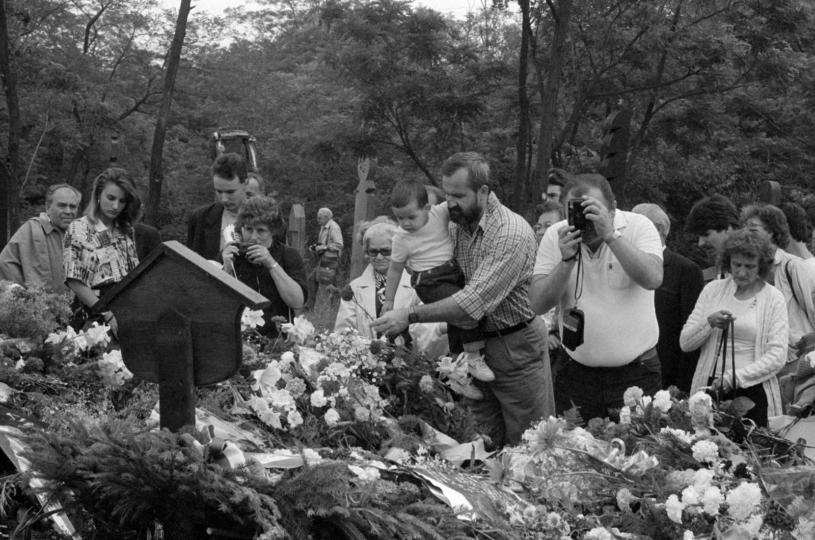 1989, Vészi Ágnes, virág, koszorú, síremlék, kopjafa, kézben tartani, rendszerváltás, Fortepan #137049